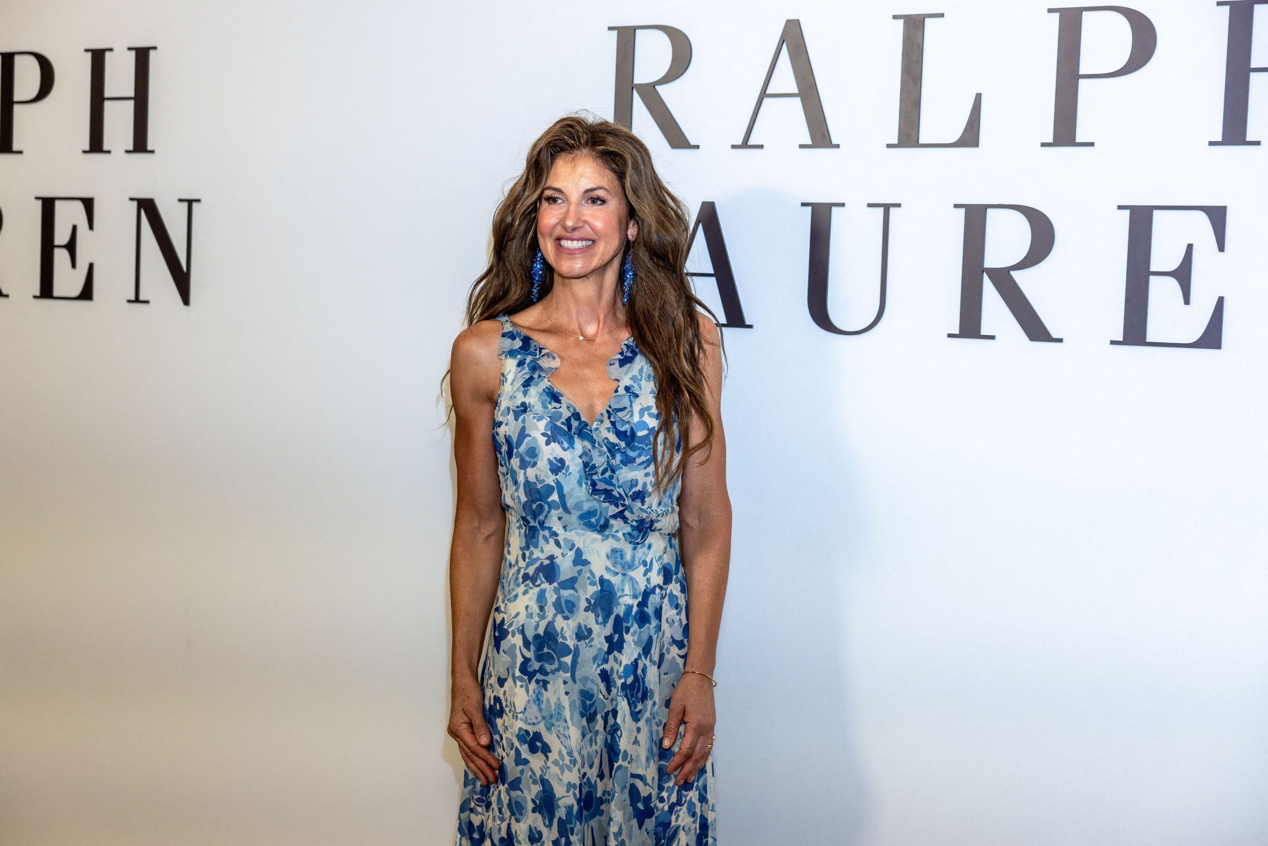 Dylan Lauren llevó un vestido floral sin mangas en tonos azul, celeste y blanco (REUTERS/Caitlin Ochs)