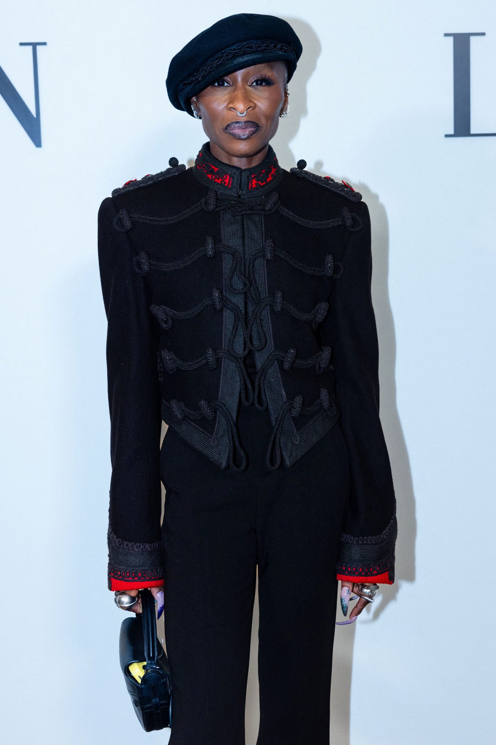 Cynthia Erivo eligió en el desfile de Ralph Lauren una chaqueta de archivo de la colección otoño 2013 combinada con pantalón negro de pierna ancha (REUTERS/Caitlin Ochs)