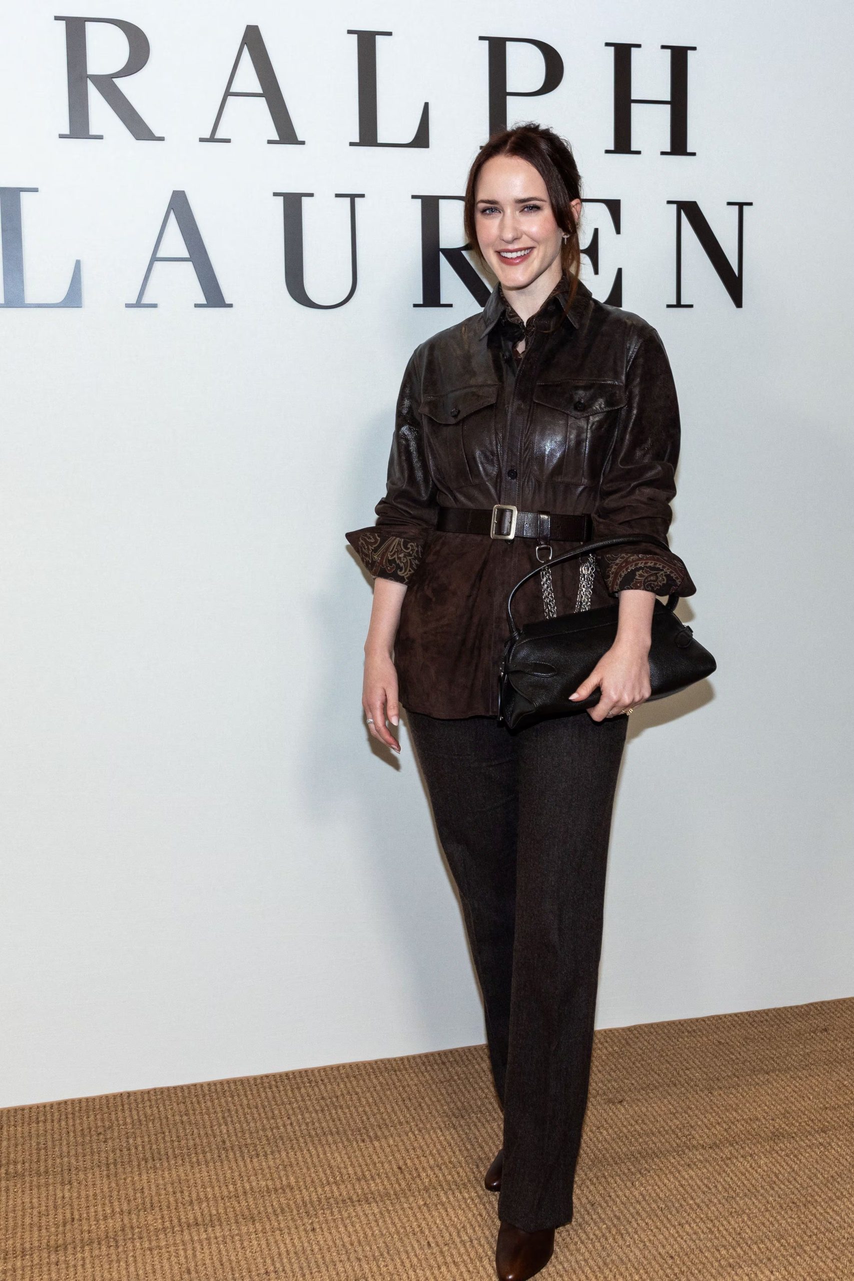 Rachel Brosnahan lució un conjunto monocromático con chaqueta con acabado similar al cuero y detalles de cadena (REUTERS/Caitlin Ochs)