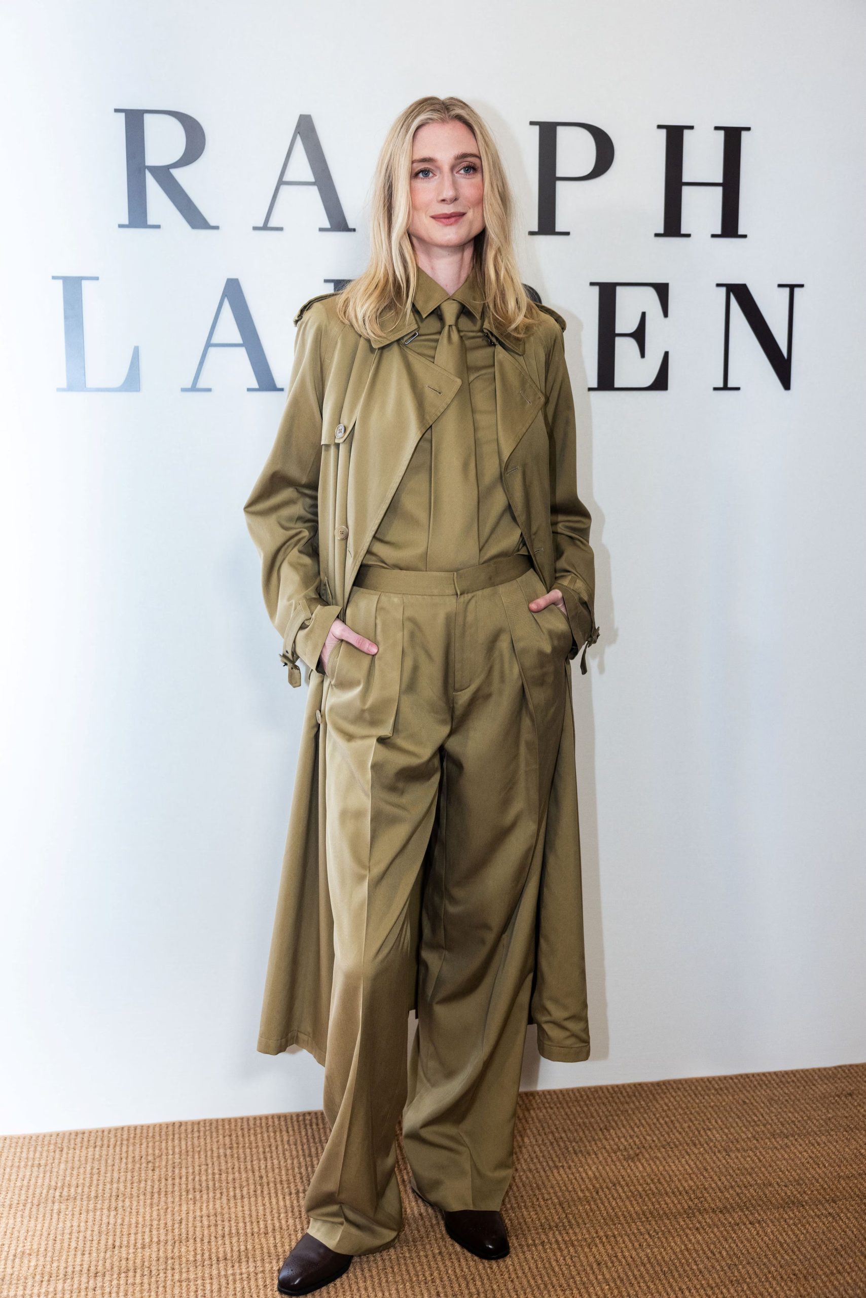 Elizabeth Debicki reinterpretó la sastrería masculina con un conjunto en dorado apagado, corbata y pantalón recto (REUTERS/Caitlin Ochs)