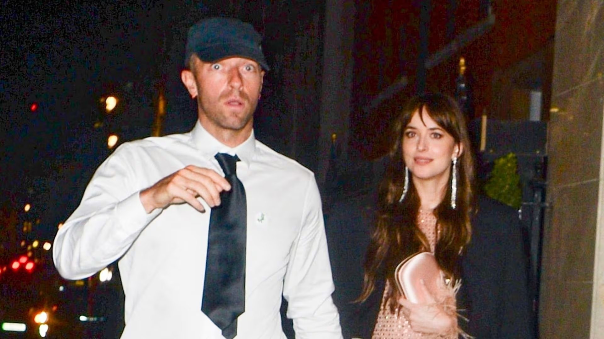 La ruptura de Dakota Johnson con Chris Martin se hizo pública en junio del año pasado, y la actriz evitó dar detalles sobre su situación sentimental actual (Backgrid UK/The Grosby Group)