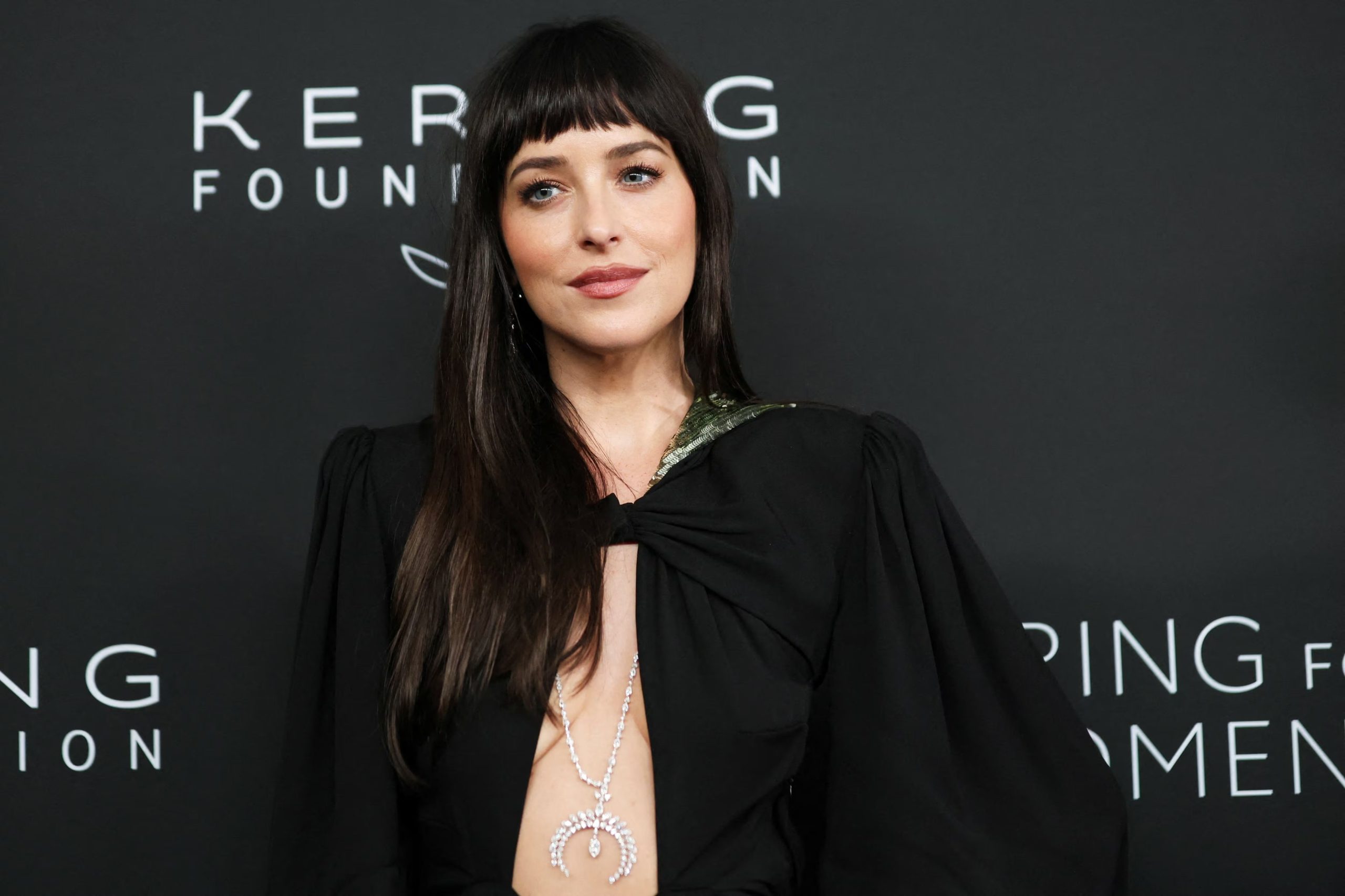 Sobre la maternidad, Dakota Johnson dijo que espera tener la suerte de ser madre y que acepta el camino que trazó el universo a los 36 años (REUTERS/Heather Khalifa)
