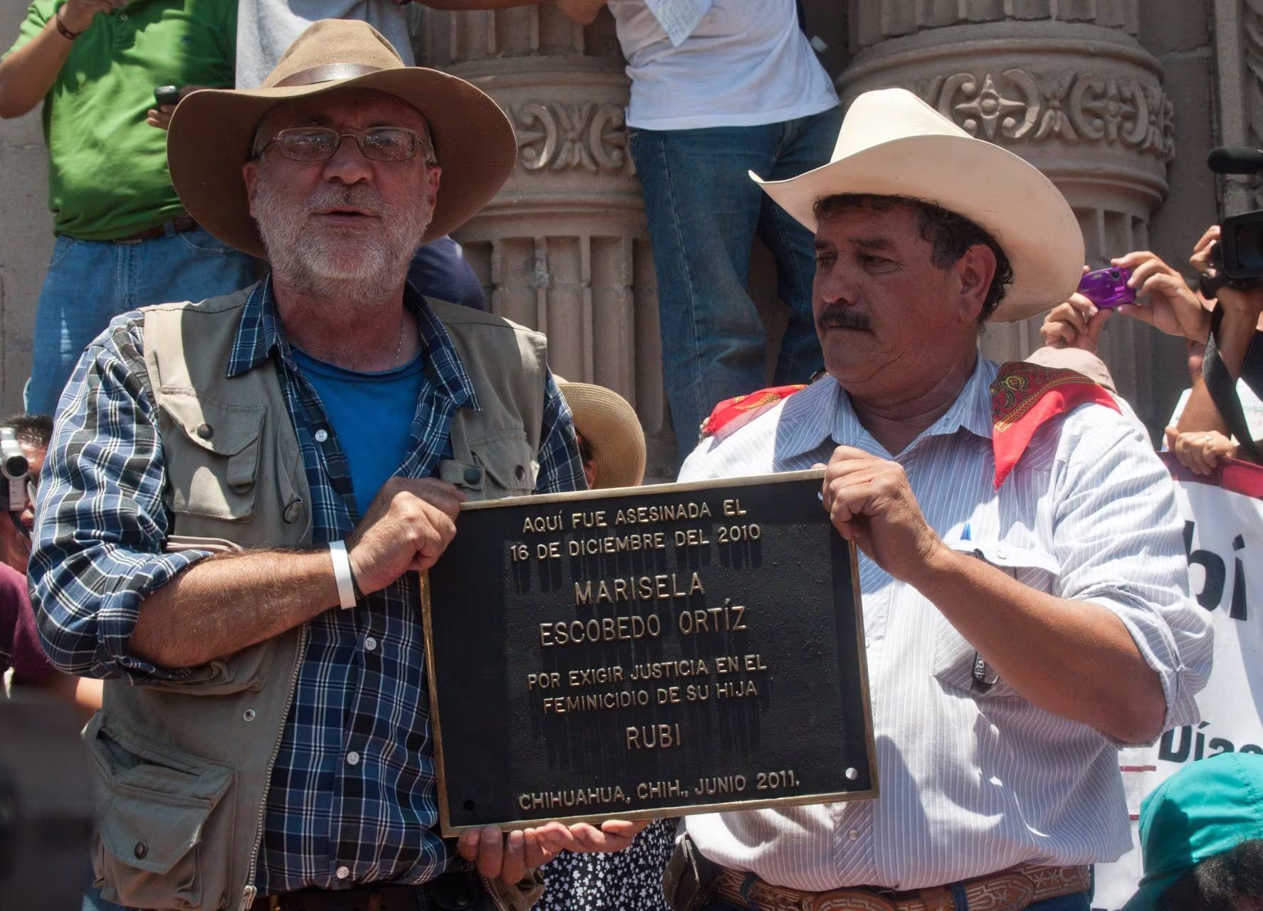 CHIHUAHUA, CHIHUAHUA, 08JUNIO2011.- Decenas de personas marcharon del Monumento a la Madre al Palacio del Gobierno del Estado, en compañía de la Caravana del Consuelo. En ese lugar, el poeta Javier Sicilia colocó una placa para recordar a Marisela Escobedo, quien fuera asesinada ahí mismo, el pasado 16 de diciembre. 
FOTO: ISAAC ESQUIVEL/CUARTOSCURO.COM