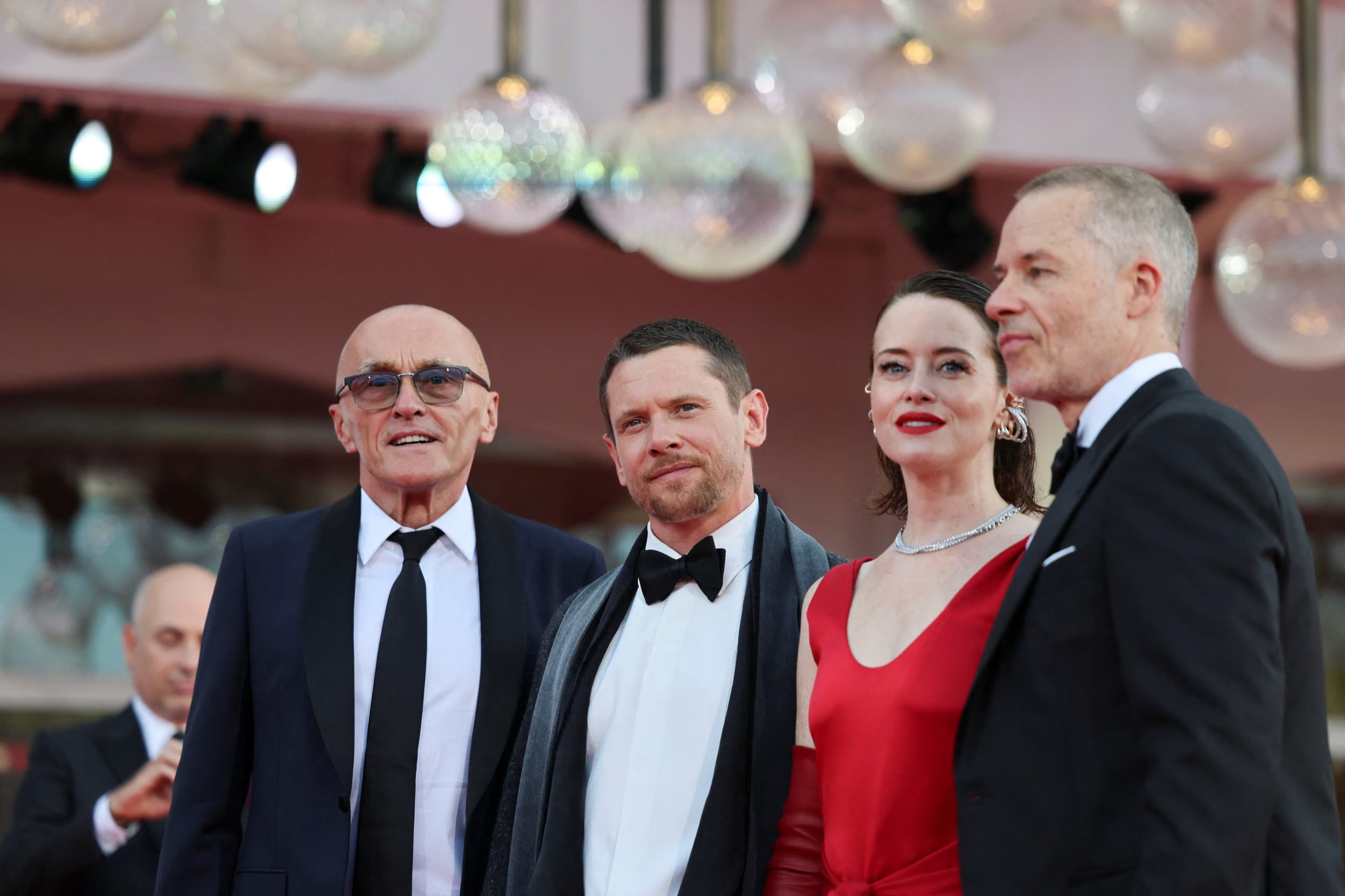 Danny Boyle junto a Guy Pearce, Jack O'Connell y Claire Foy, protagonistas de 'Ink', película de apertura de la Mostra de Venecia. REUTERS/Yara Nardi