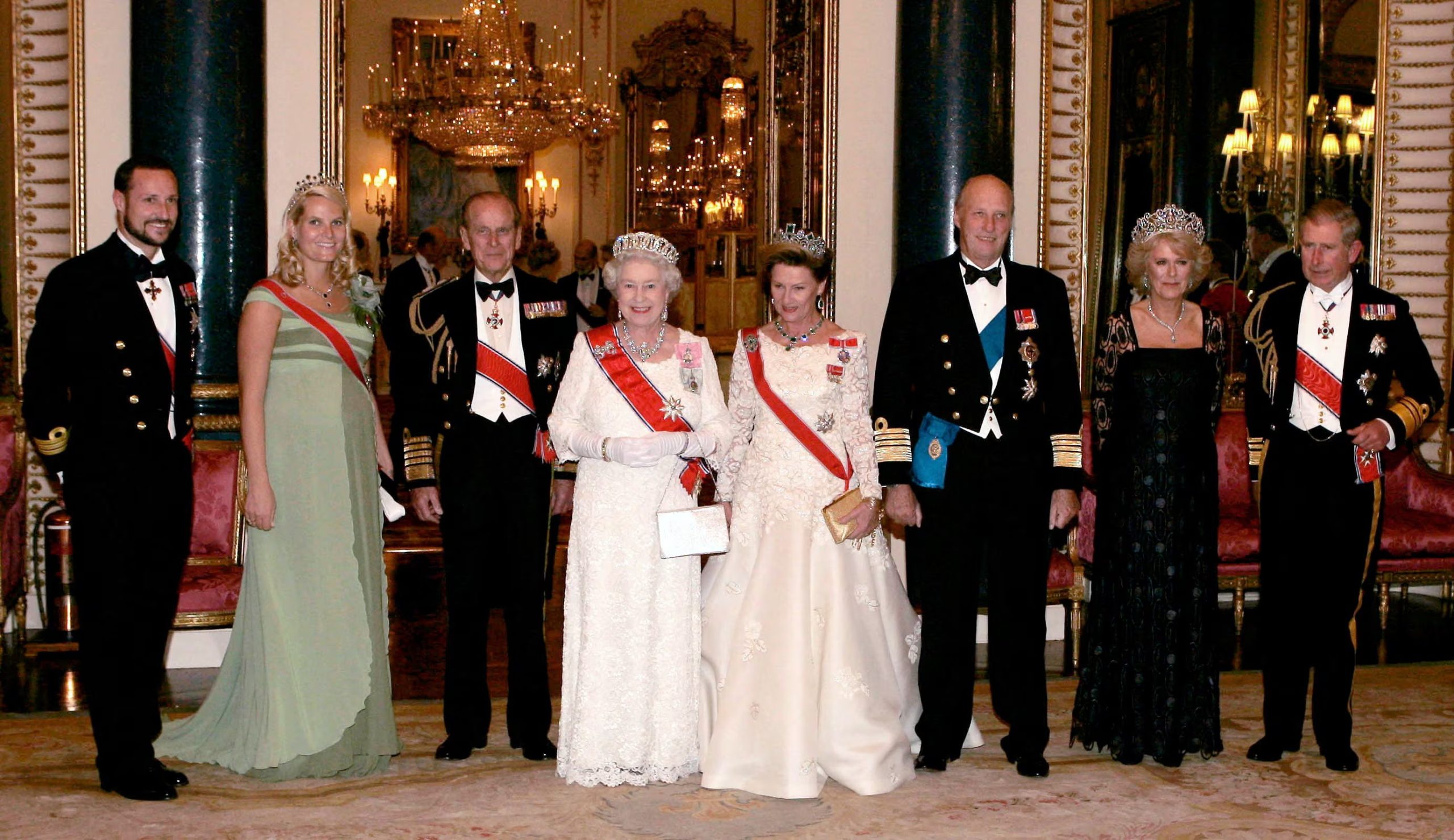 El príncipe heredero Haakon y la princesa heredera Mette-Marit de Noruega, el duque de Edimburgo y la reina Isabel de Gran Bretaña, la reina Sonja y el rey Harald V de Noruega, la duquesa de Cornualles, Camilla y el príncipe Carlos de Gran Bretaña posan para una fotografía grupal antes de asistir a un banquete en el Palacio de Buckingham en Londres, Gran Bretaña, el 25 de octubre de 2005. (REUTERS/Matt Dunham/Pool/Foto de archivo).