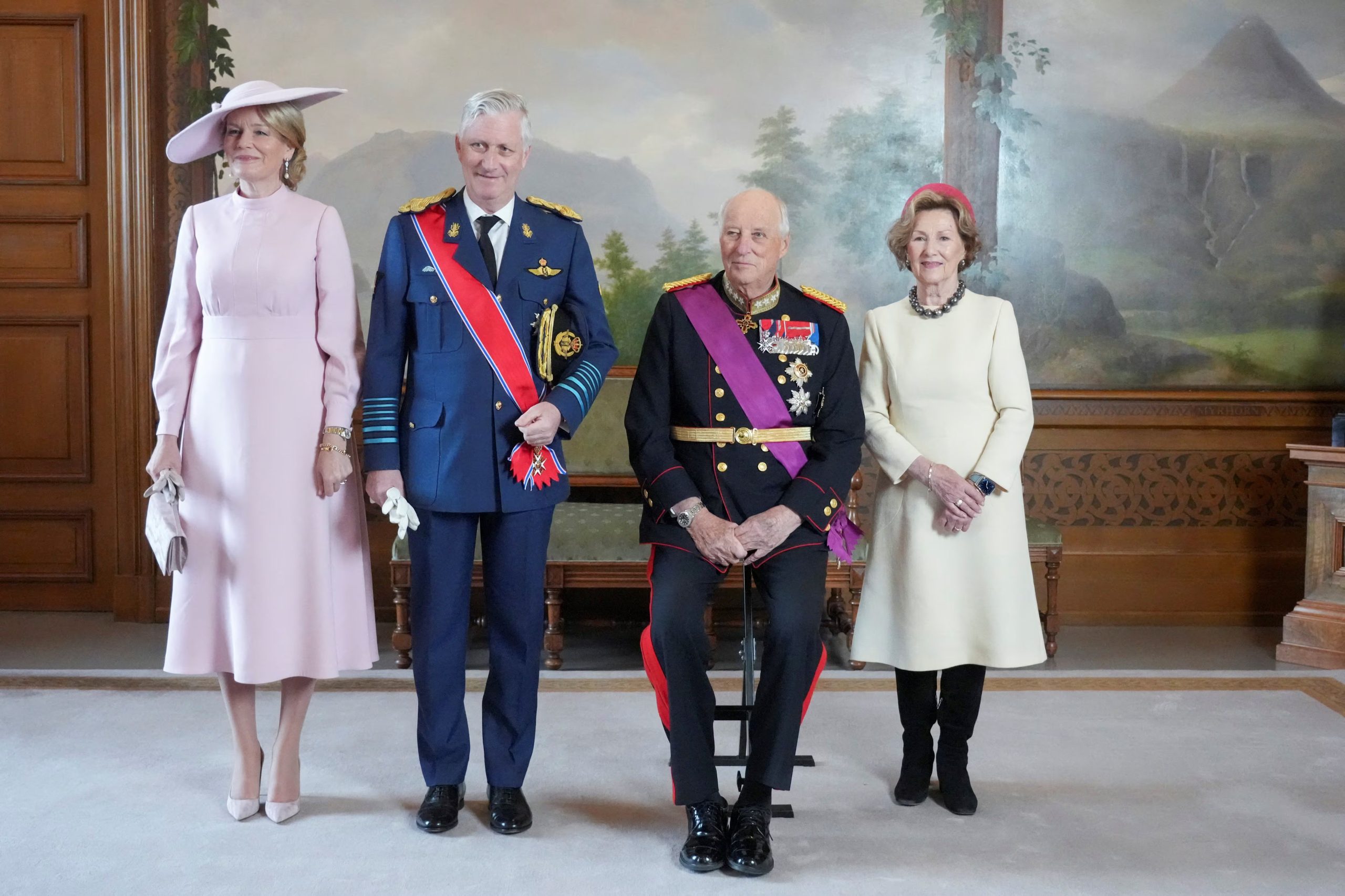 El rey Felipe y la reina Matilde de Bélgica, junto con el rey Harald y la reina Sonja de Noruega, posan para una foto en el Salón de los Pájaros durante la visita oficial de Estado al Palacio Real de Oslo, Noruega, el 24 de marzo de 2026. (NTB/Ole Berg-Rusten vía REUTERS)