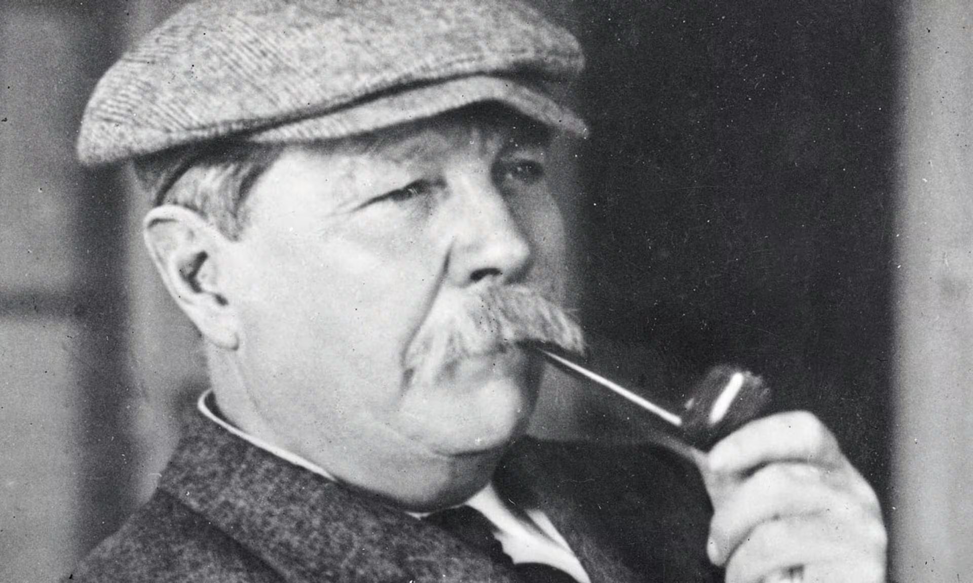 Los escritores Charles Dickens y Arthur Conan Doyle (foto) incorporaron a los agentes de Scotland Yard en sus obras literarias