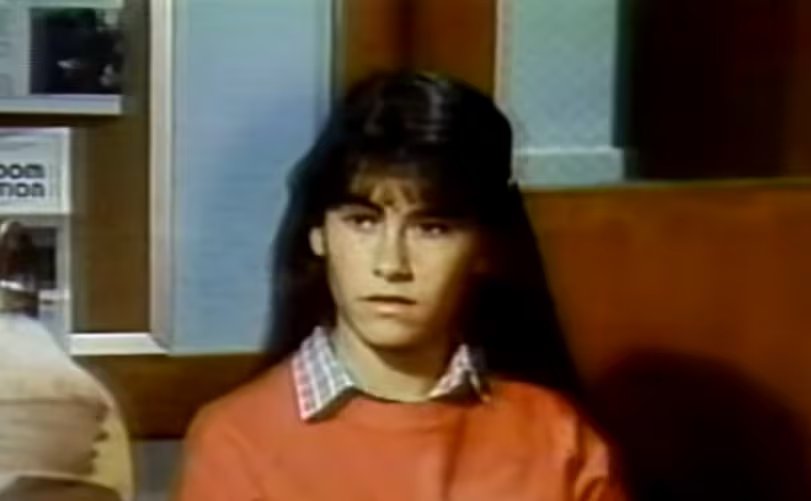 Roxana Zal mantiene el récord como la ganadora más joven de un Emmy al recibirlo a los 14 años por Something About Amelia (YouTube/@robatsea2009)