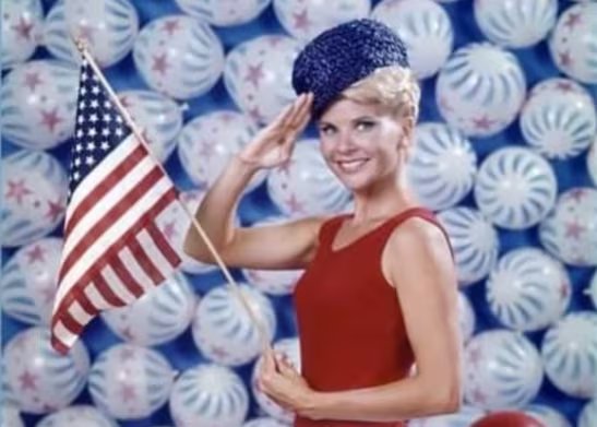 Barbara Anderson recibió el Emmy a los 22 años y 174 días por Ironside y fue 124 días más joven que Susan Saint James al ganar el premio. (YouTube:@ClassicHotties)