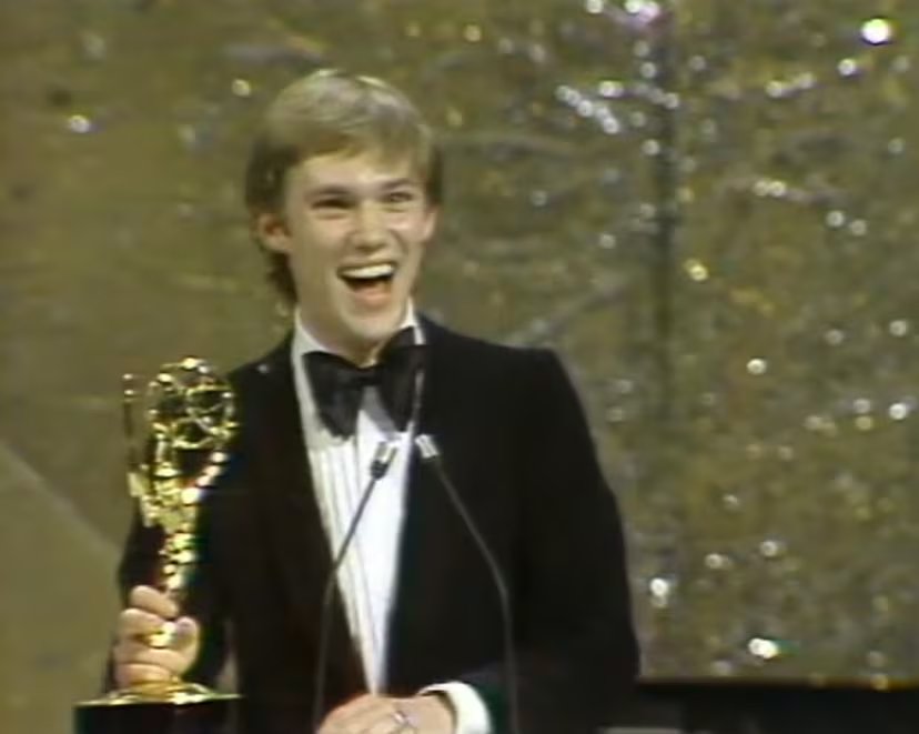 Richard Thomas ganó el Emmy a los 21 años y 341 días por interpretar a John-Boy Walton en The Waltons. (YouTube:@televisionacad)