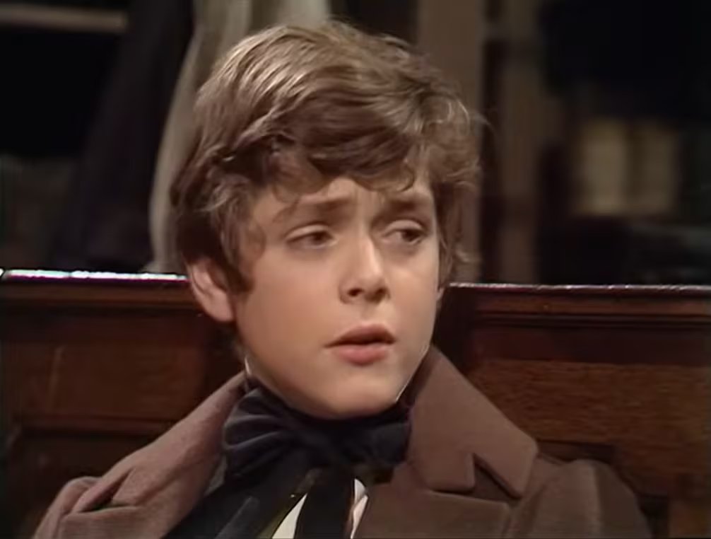 Anthony Murphy obtuvo el Emmy a los 17 años por Tom Brown’s Schooldays y esa fue su única actuación profesional antes de dedicarse a la abogacía y la pintura (YouTube/@richardholmes)