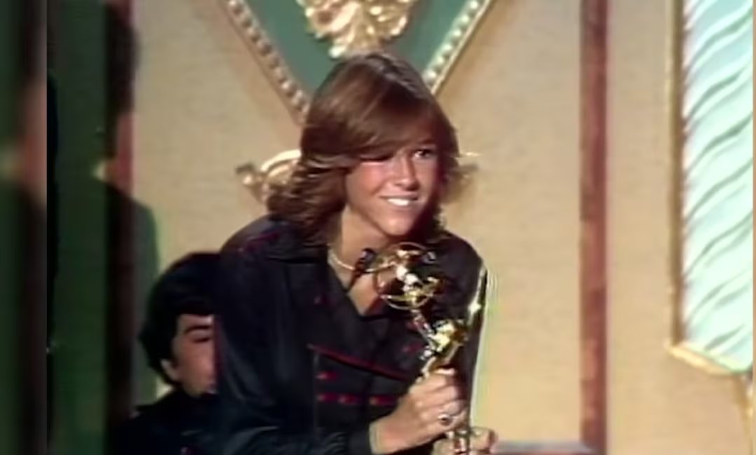 Kristy McNichol recibió el Emmy de 1977 el día de su cumpleaños número 15 por su papel de Letitia Buddy Lawrence en Family (YouTube:@televisionacad)