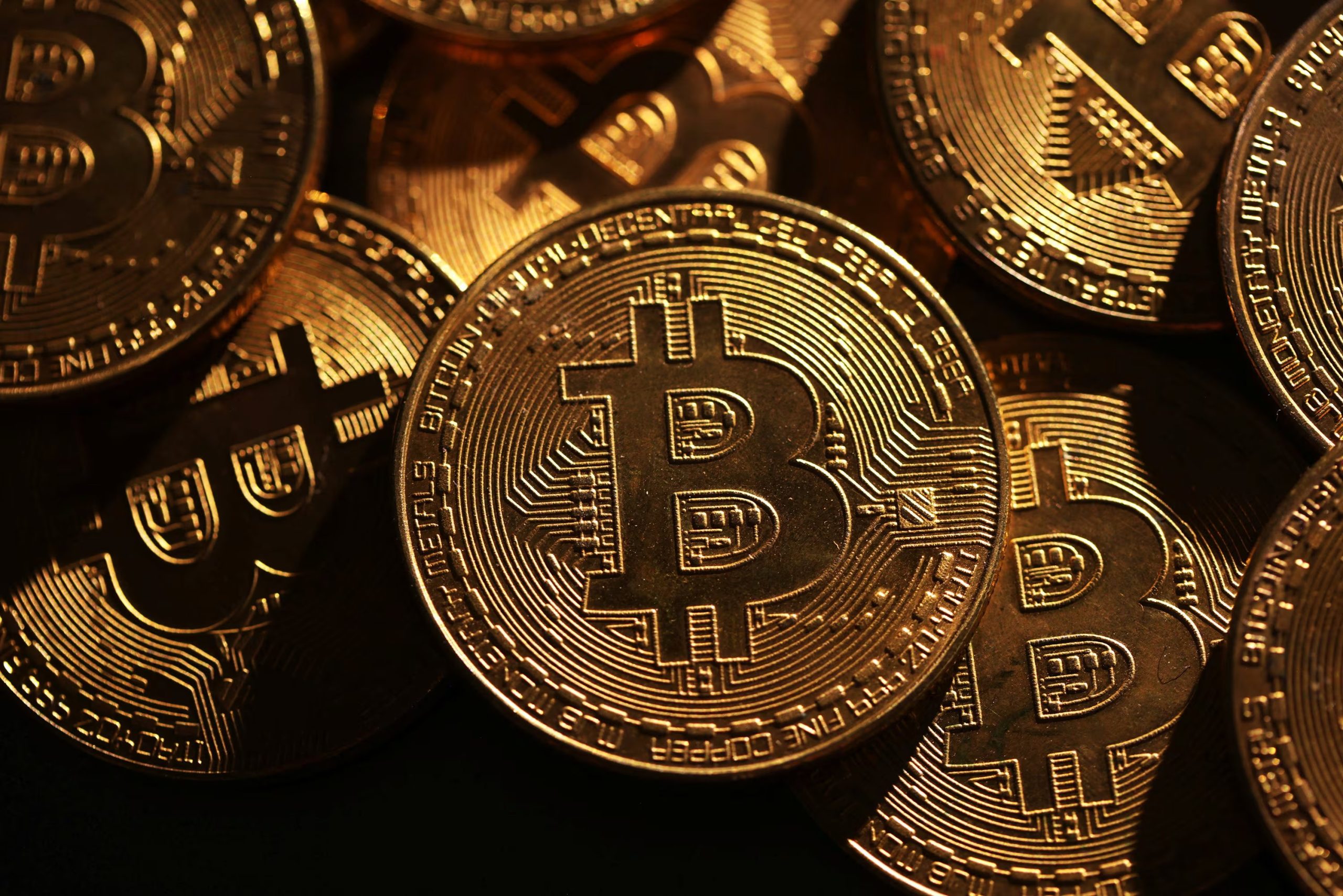 Imagen de ilustración de representaciones de la criptomoneda bitcóin. 25 de noviembre de 2024. REUTERS/Dado Ruvic