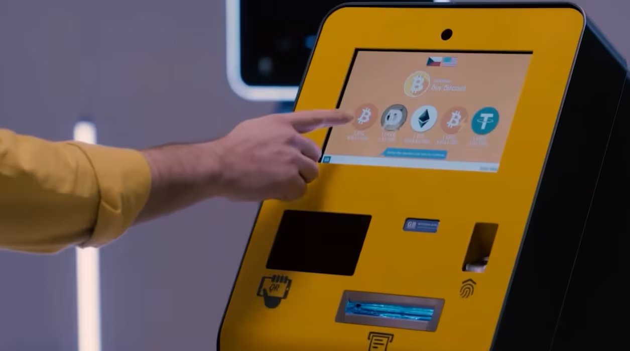 Un cajero automático de criptomonedas exhibe opciones de compra, mientras un usuario selecciona una transacción, en línea con la medida de Minnesota de retirar estos dispositivos por estafas. ( Wall Street Millennial)
