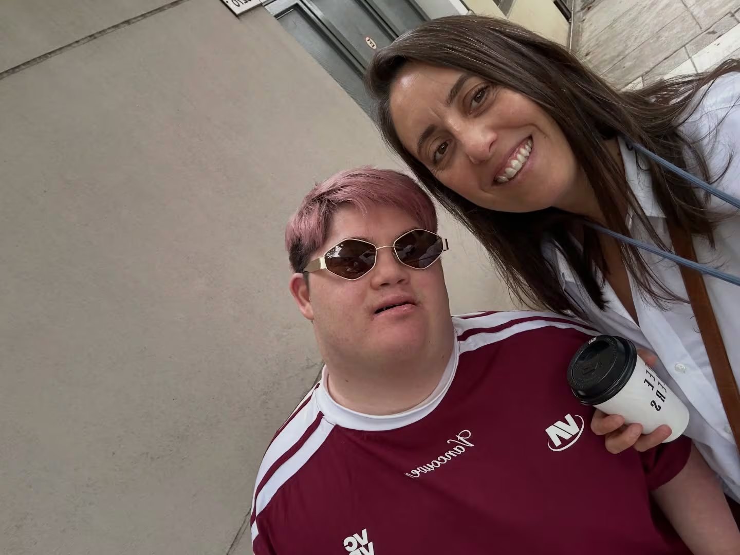 Augusto junto a Maru, su principal sostén en esta aventura