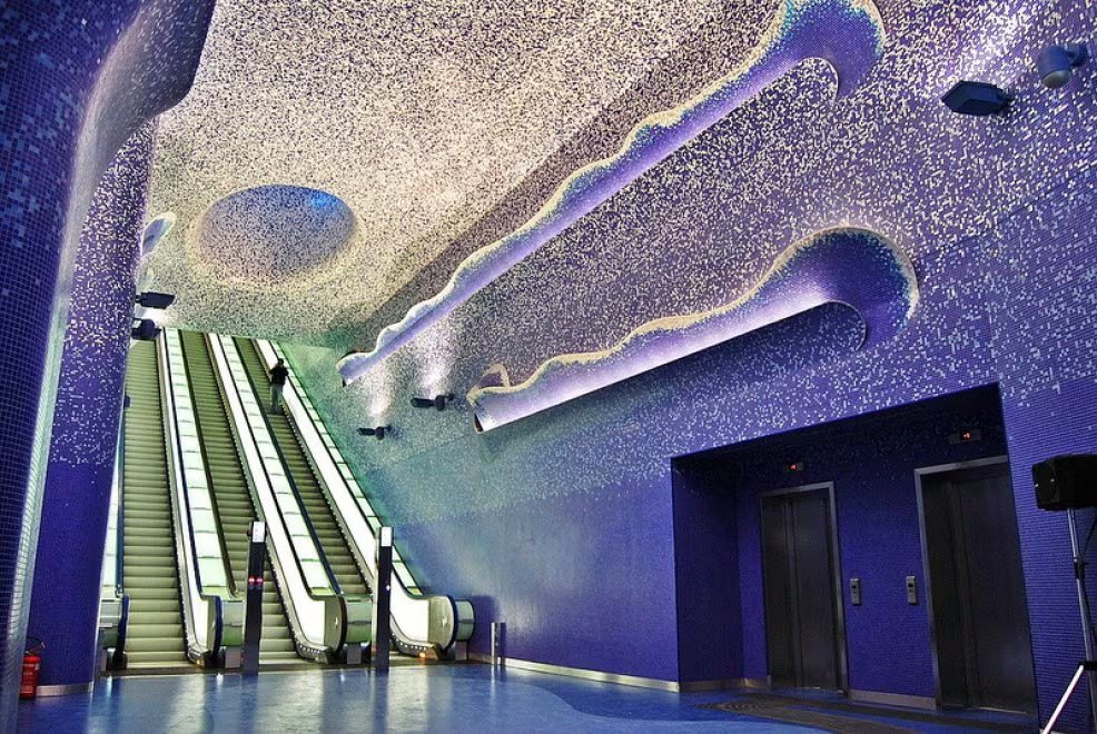 La estación Toledo de la Línea 1 de Nápoles combina mosaicos azules, luces LED y una gran abertura vertical que lleva la luz desde la superficie hasta los andenes, a 50 metros de profundidad