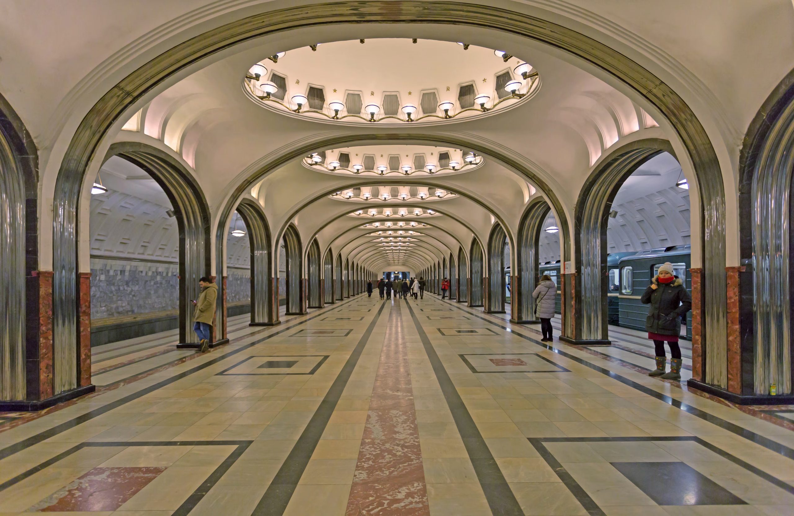 Inaugurada en 1938, Mayakovskaya se distingue por sus columnas de acero y mármol, además de los mosaicos del techo que representan escenas de la vida soviética y la aviación