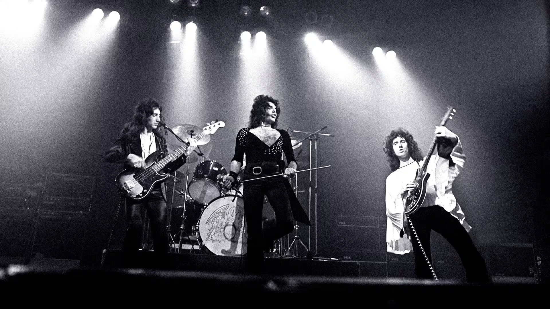 Los destellos del material brillante y el color negro marcaban la estética glam de los primeros años de Queen