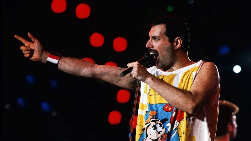 El vocalista de Queen incorporaba prendas deportivas y motivos ilustrados a su vestuario de escenario