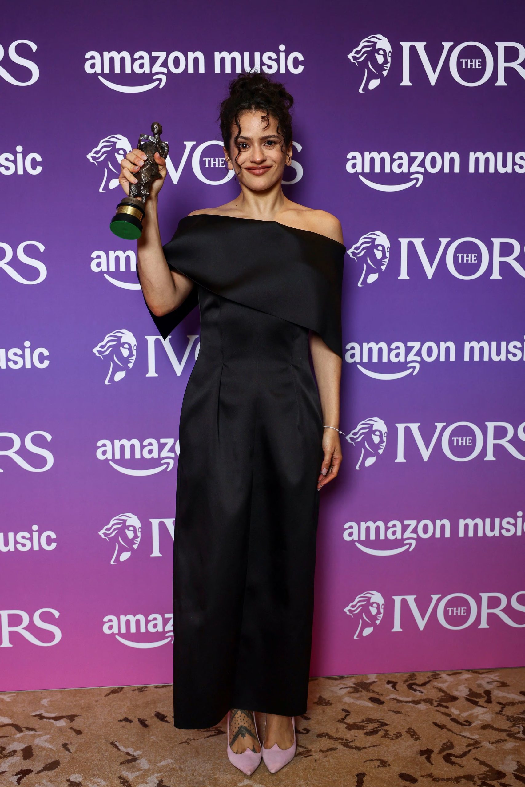 Rosalía posa con el premio a Compositora Internacional del Año en los Ivor Novello Awards, en Londres REUTERS/Jack Taylor
