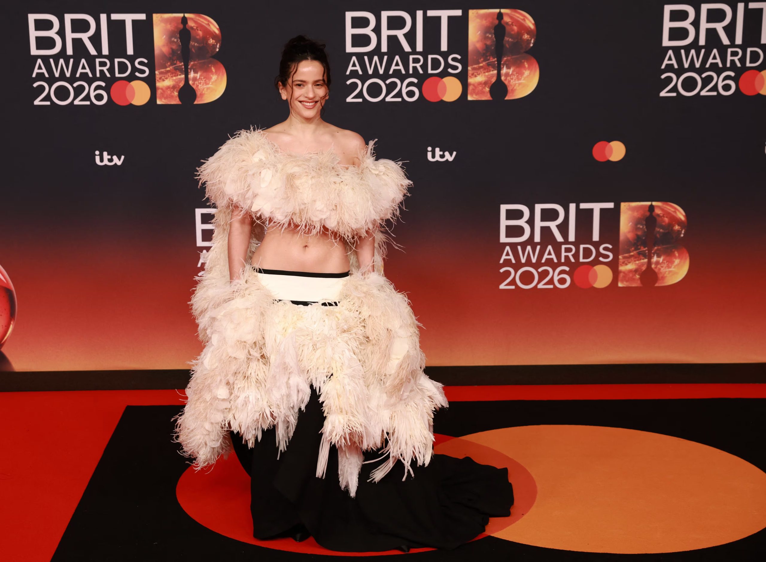 Rosalía posa en la alfombra roja de los Brit Awards, en el Co-op Live Arena de Manchester Reuters/Temilade Adelaja