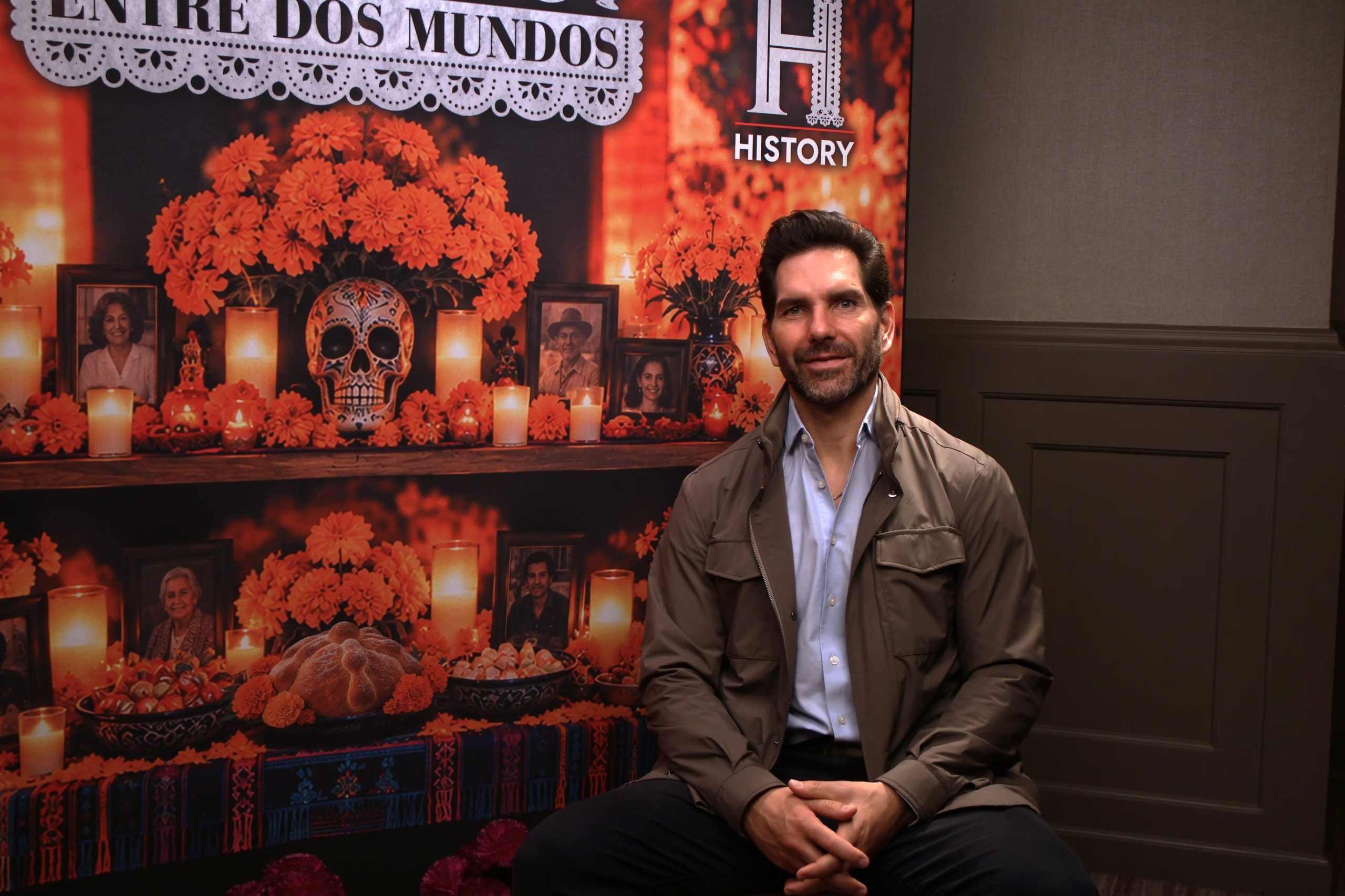 El equipo visitó un taller que fabrica alfeñiques desde hace décadas. Ahí, el actor quedó impresionado por el nivel de detalle que logran los artesanos actuales en las calaveritas de azúcar (Foto: Selene Miranda/Infobae México)