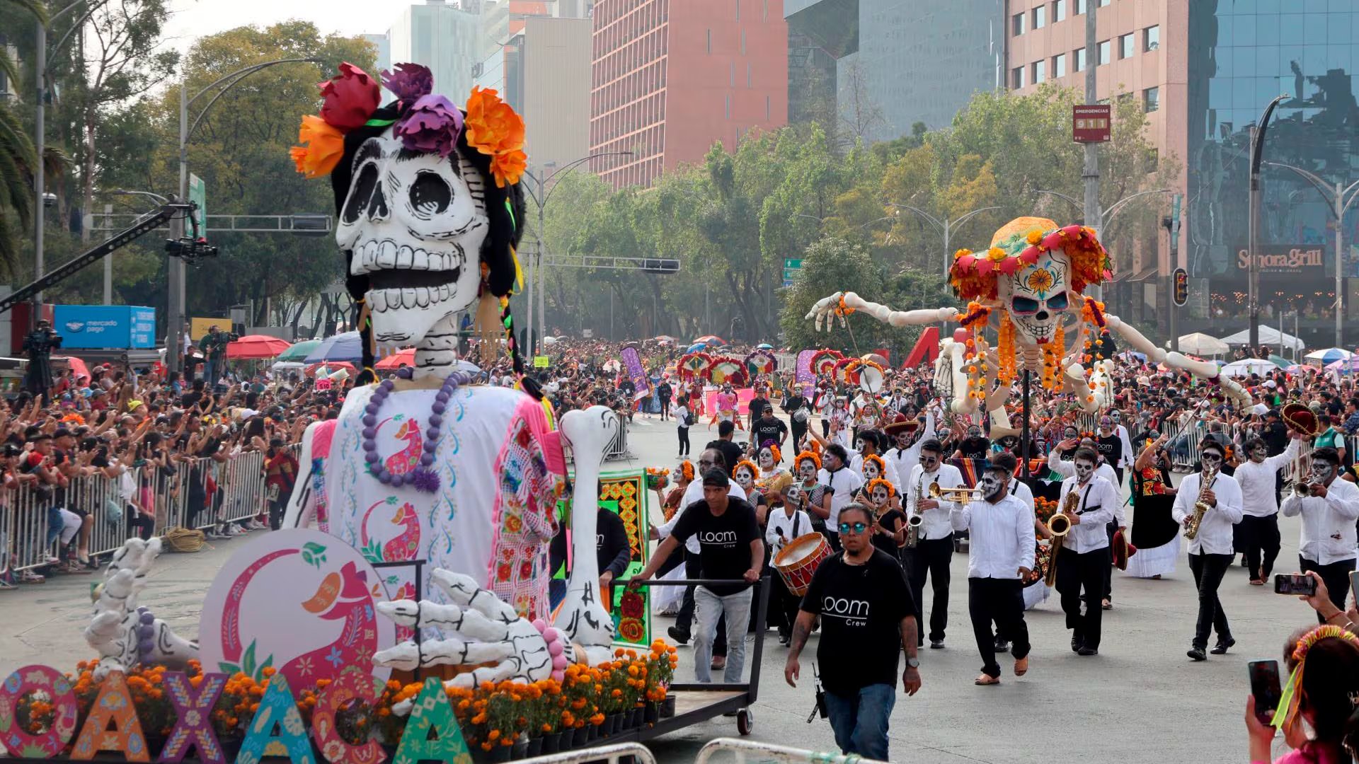En realidad, tiene apenas diez años de historia. El equipo visitó uno de los talleres donde se construyen las megaofrendas y encontró que muchas de las piezas que hoy se exhiben en el desfile antes se destinaban únicamente al panteón. FOTO: EDGAR NEGRETE LIRA/CUARTOSCURO.COM