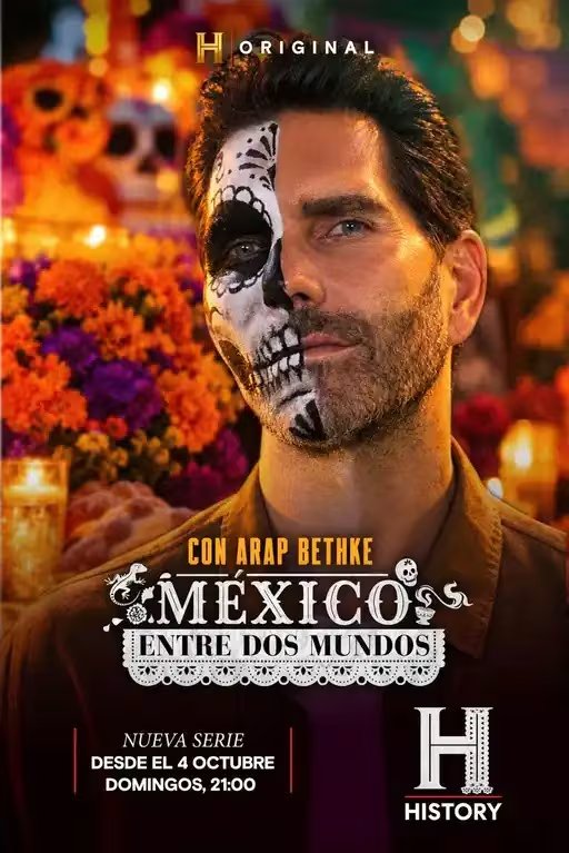 El actor Arap Bethke promociona la producción México entre dos mundos del canal History ante una ofrenda tradicional del Día de Muertos. (History Channel Latinoamerica/Cortesía)