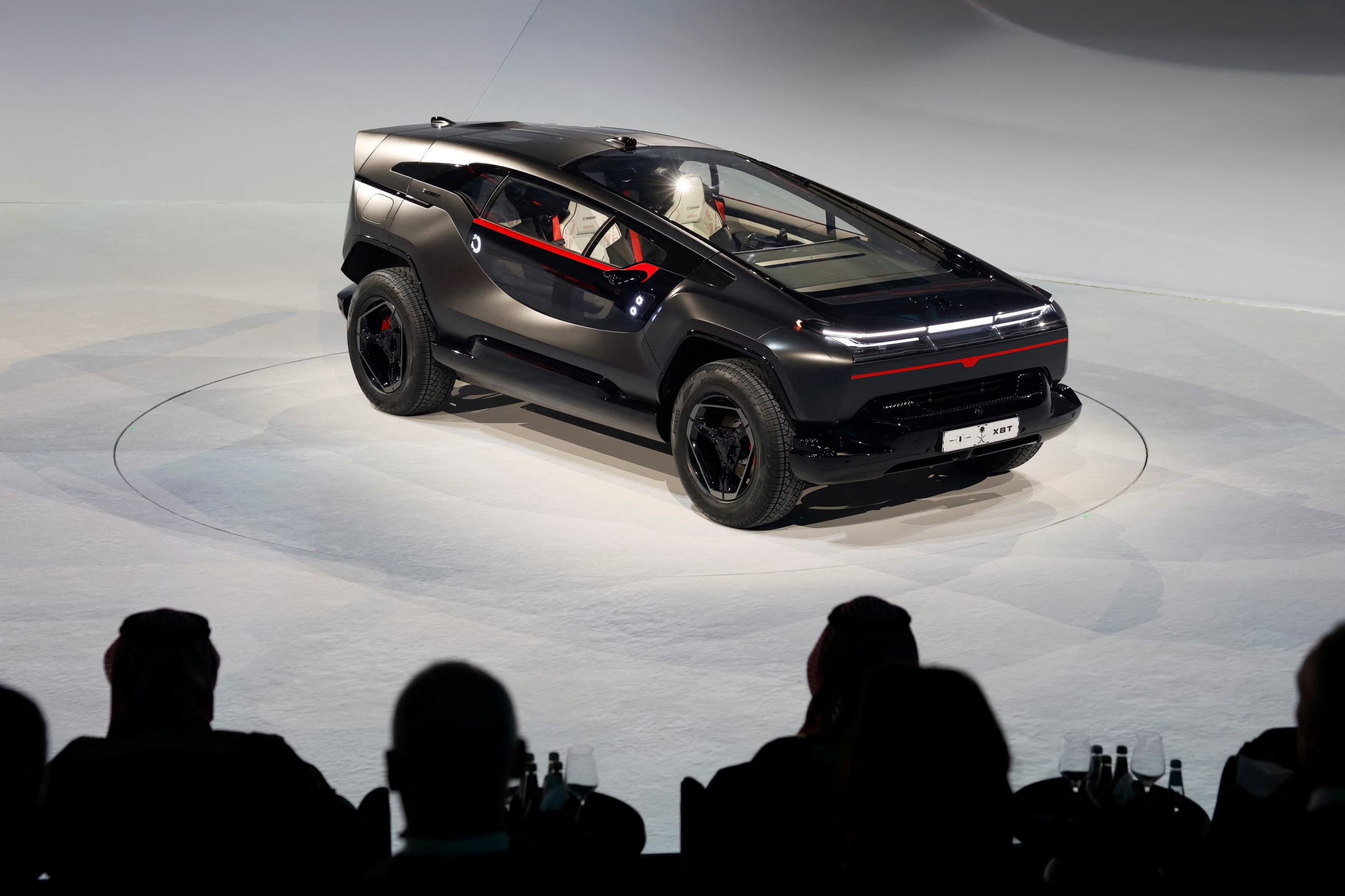 La versión SUV del Ceer Exobot es más elevada y corta, pero tiene un aspecto mucho más rupturista que el sedán (REUTERS/Ibraheem Abu Mustafa)
