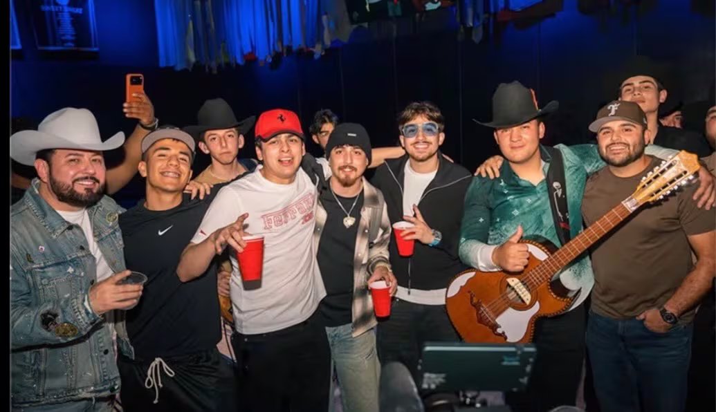 Los cantantes Gerardo Ortiz y Roberto Tapia posan junto al streamer Lonche de Huevito durante una reunión. (Instagram: Roberto Tapia)