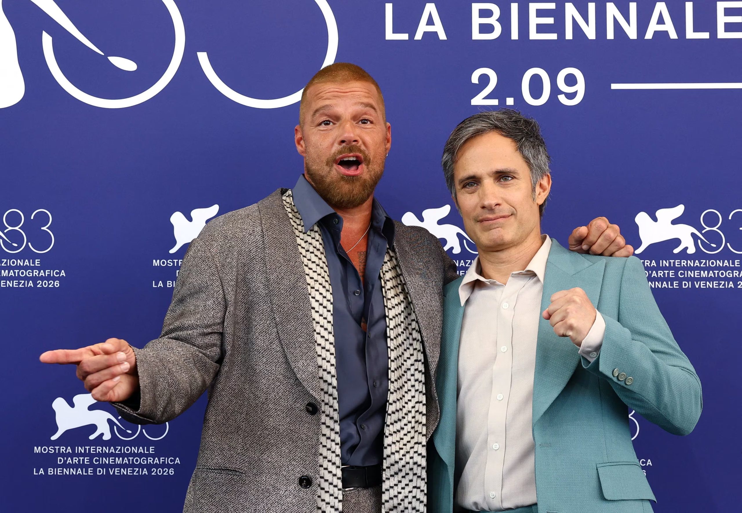 Al finalizar la función, García Bernal recibió una ovación del público y los abrazos de sus compañeros de elenco. Visiblemente emocionado, el director dedicó la película a Yucatán, Cuba, Brasil, México y Puerto Rico, en referencia a los orígenes de la historia y de parte de su equipo. REUTERS/Yves Herman
