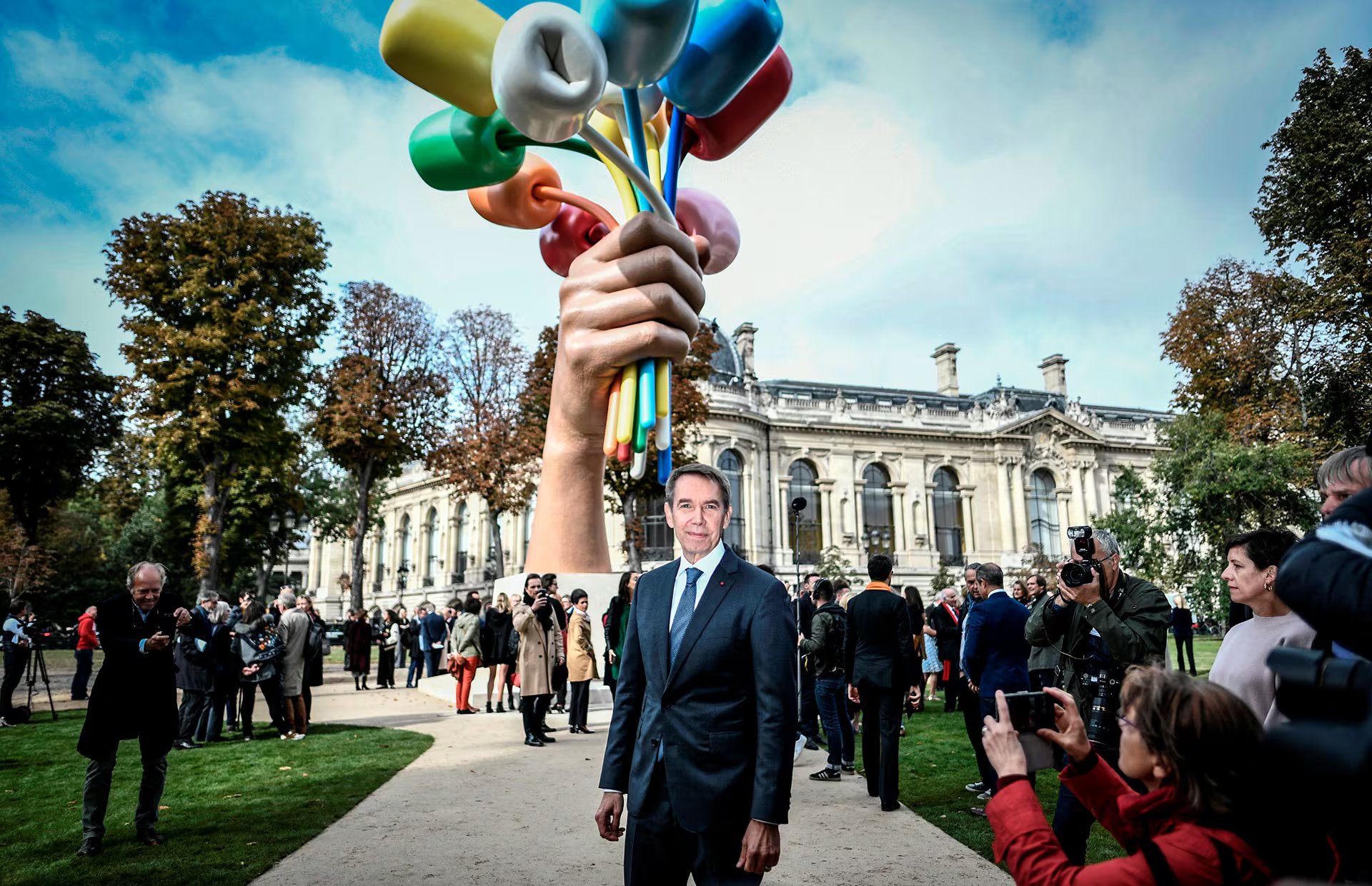 Jeff Koons posa tras la inauguración de su escultura «Bouquet of Tulips» (Ramo de tulipanes) cerca del museo Petit Palais de París, el 4 de octubre de 2019 (Foto de STEPHANE DE SAKUTIN / AFP)