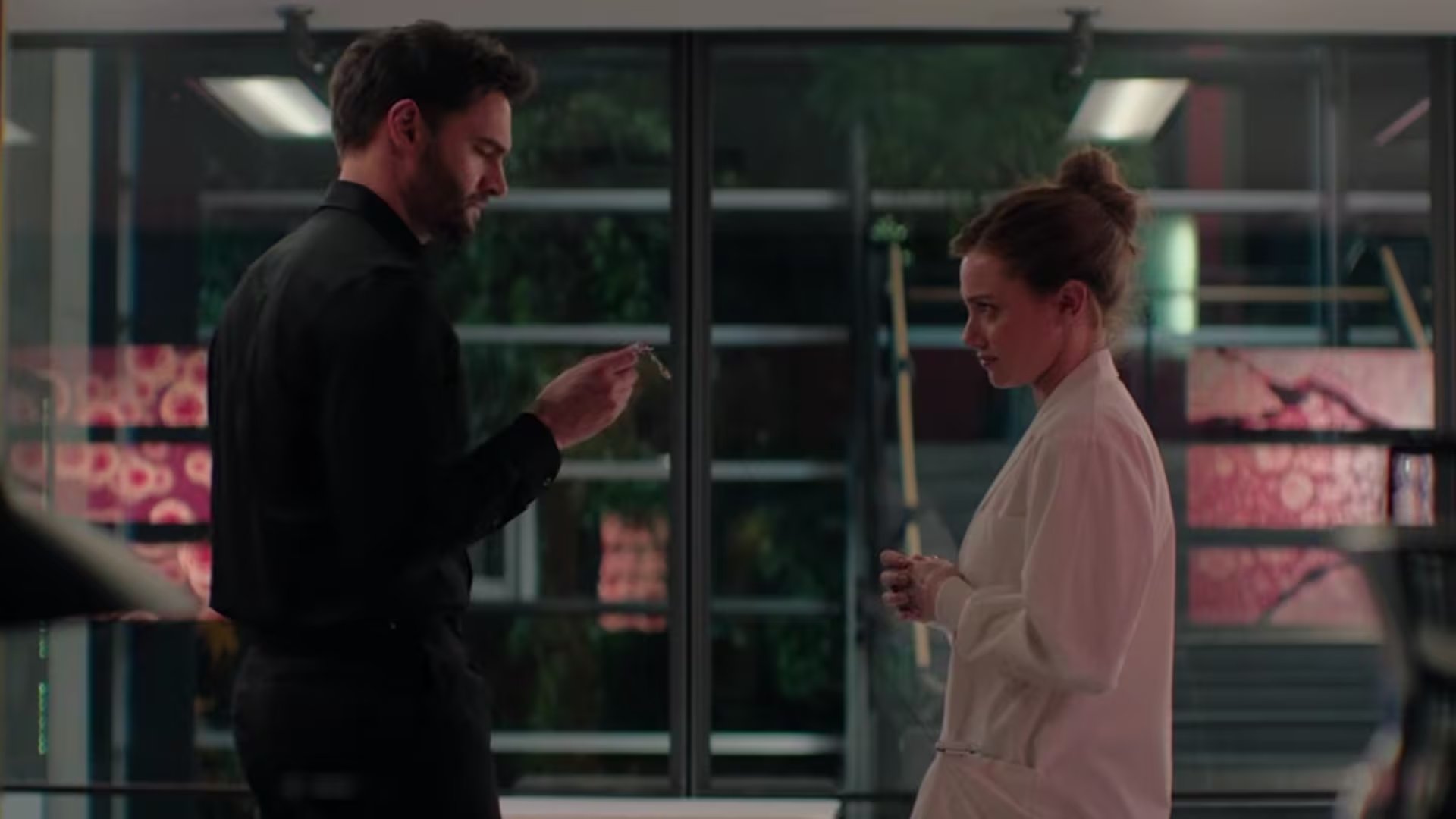 El elenco principal reúne a la actriz Lili Reinhart y al actor Tom Bateman en los papeles protagónicos - (Prime Video)