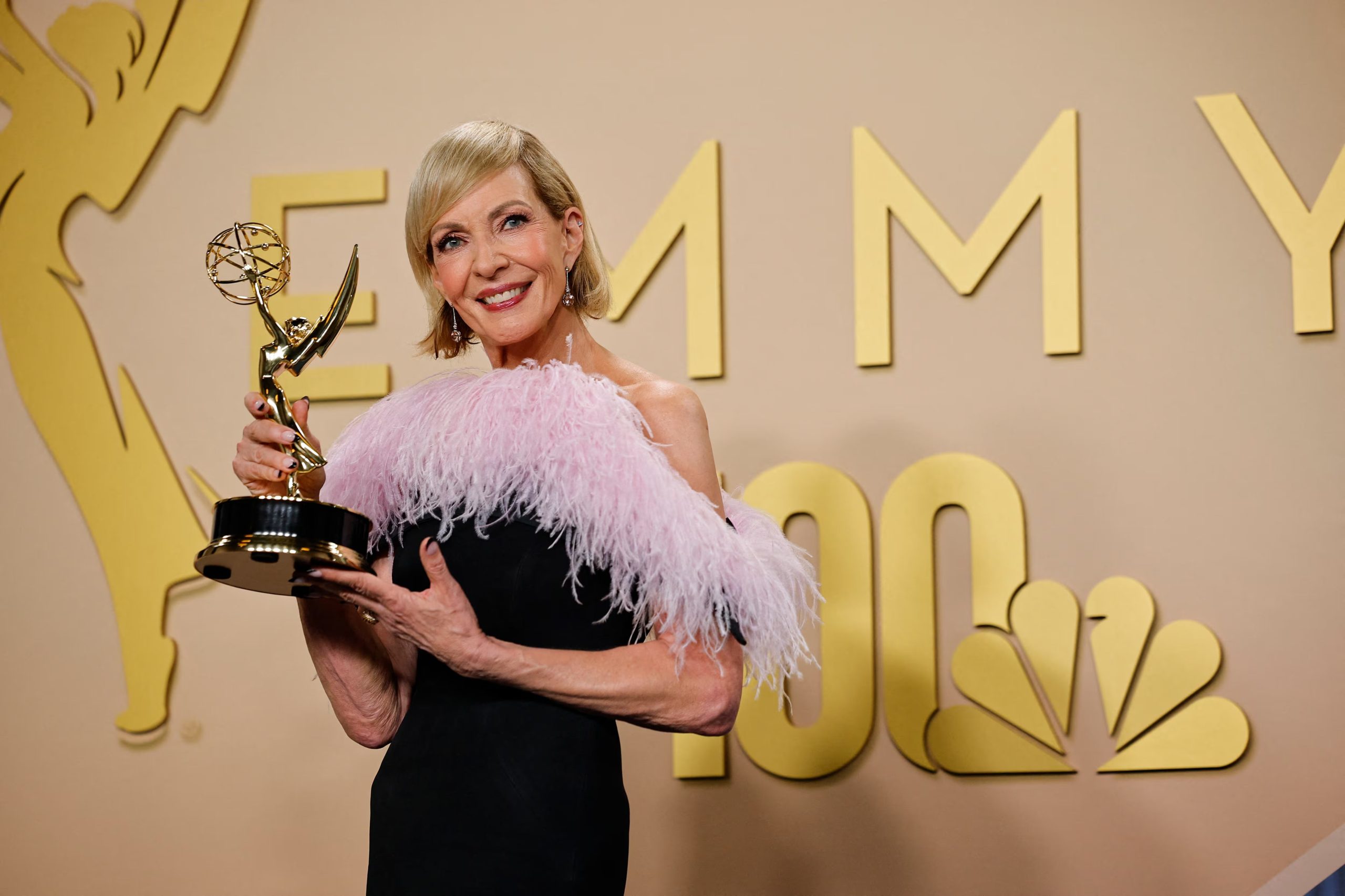 Allison Janney ganó su octavo premio Emmy por “The Diplomat”, igualando un récord (REUTERS/Mike Blake)