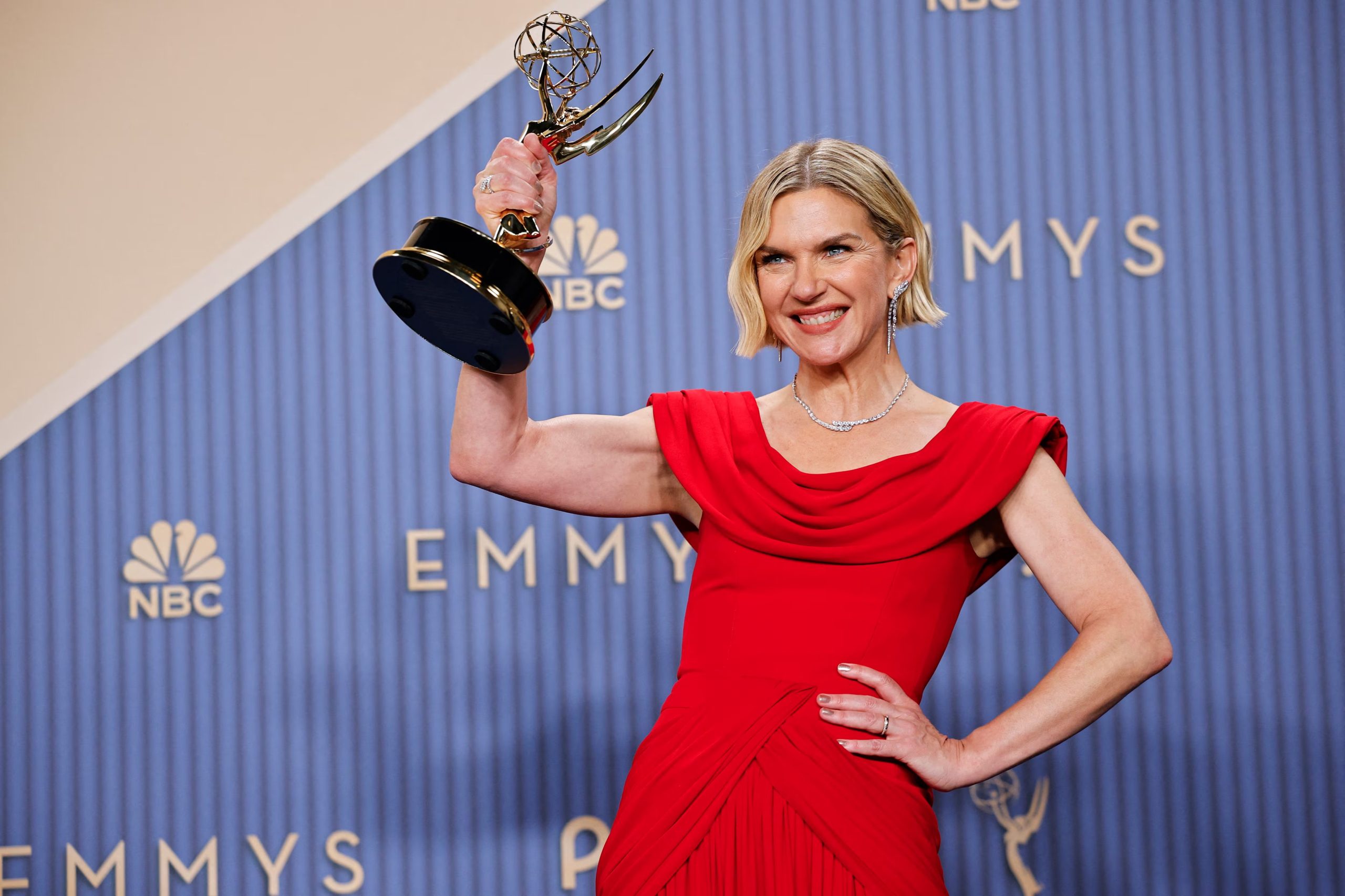 Rhea Seehorn ganó su primer premio Emmy a la mejor actriz protagonista por “Pluribus” (REUTERS/Mike Blake)
