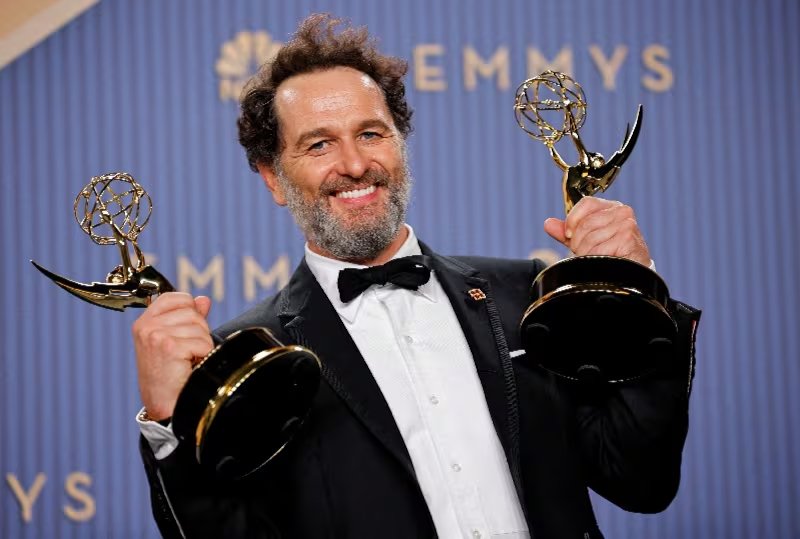Matthew Rhys posa con el premio al mejor actor protagonista en una serie de comedia por