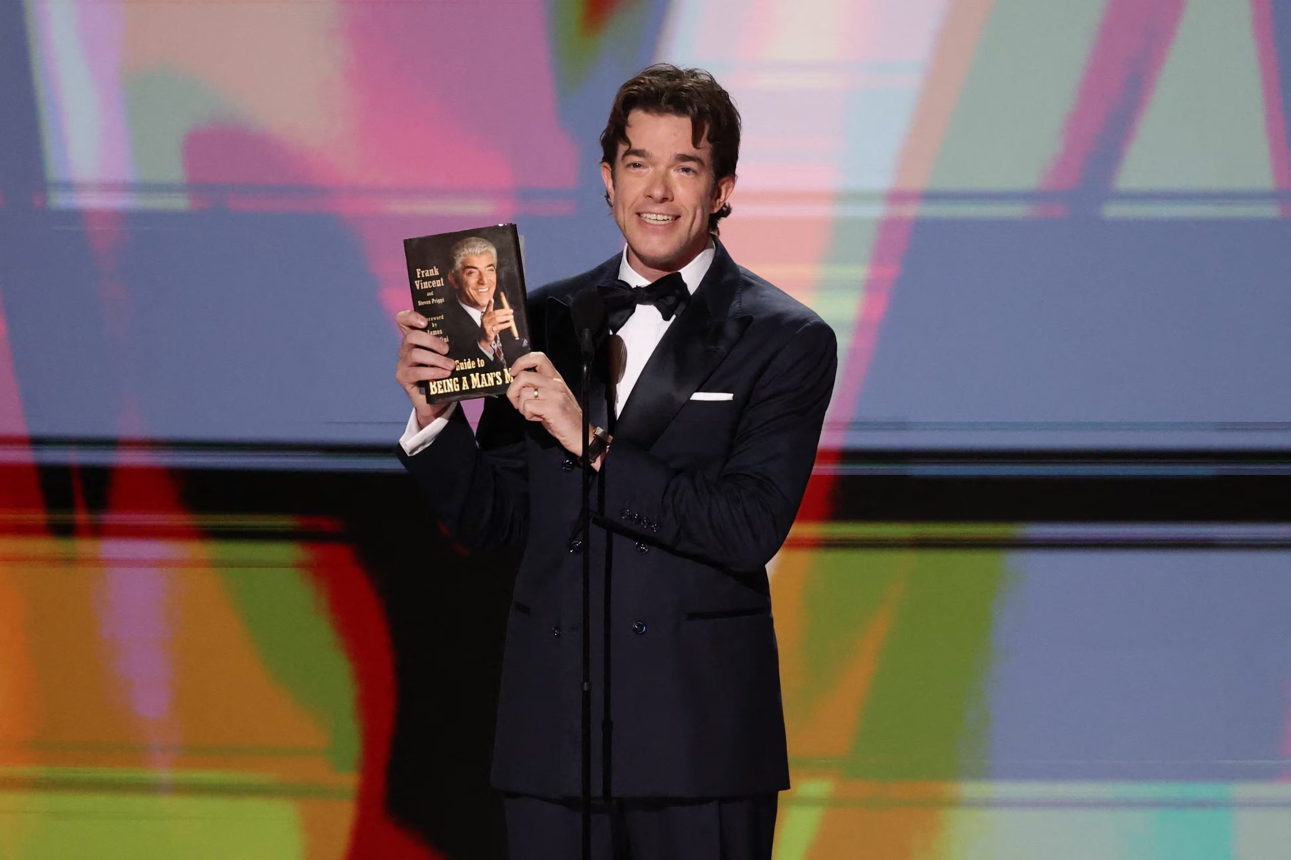 Como parte de la presentación de su premio, John Mulaney llevó un libro del actor de