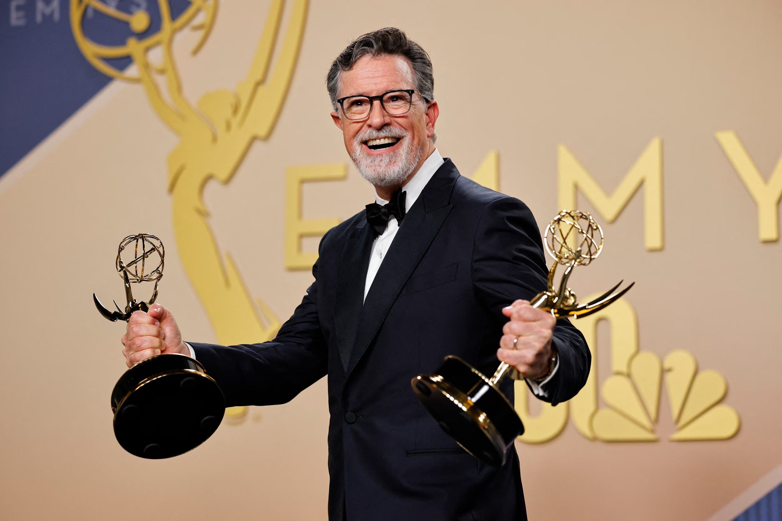 Stephen Colbert aceptó el premio Emmy a la mejor serie de variedades por la última temporada de su programa (REUTERS/Mike Blake)