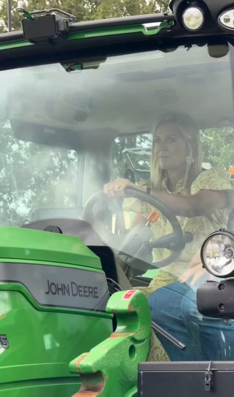 La reina Máxima condujo un tractor durante una actividad de cosecha de cáñamo para fibra en Hengelo, en la región neerlandesa de Achterhoek. (Captura de video)