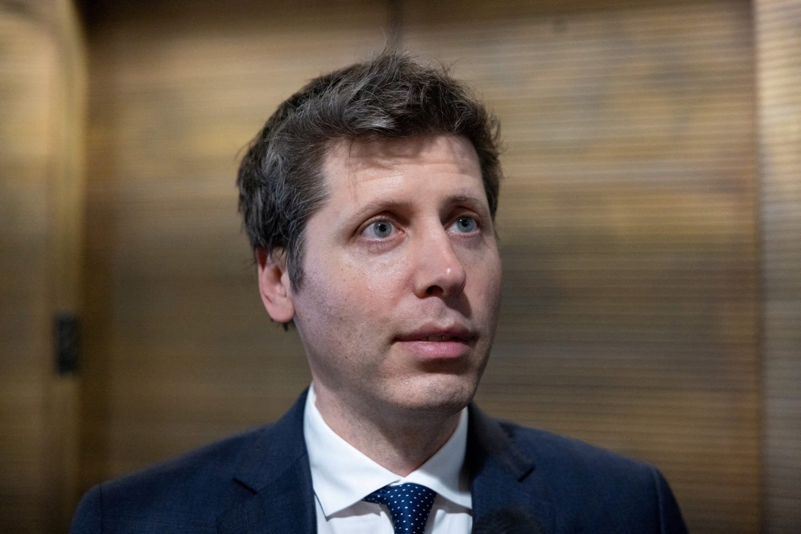 Altman respondió en redes sociales que OpenAI recibe con buena disposición la idea de un “marco federal que establezca requisitos de seguridad uniformes”.

 REUTERS/Anna Rose Layden/