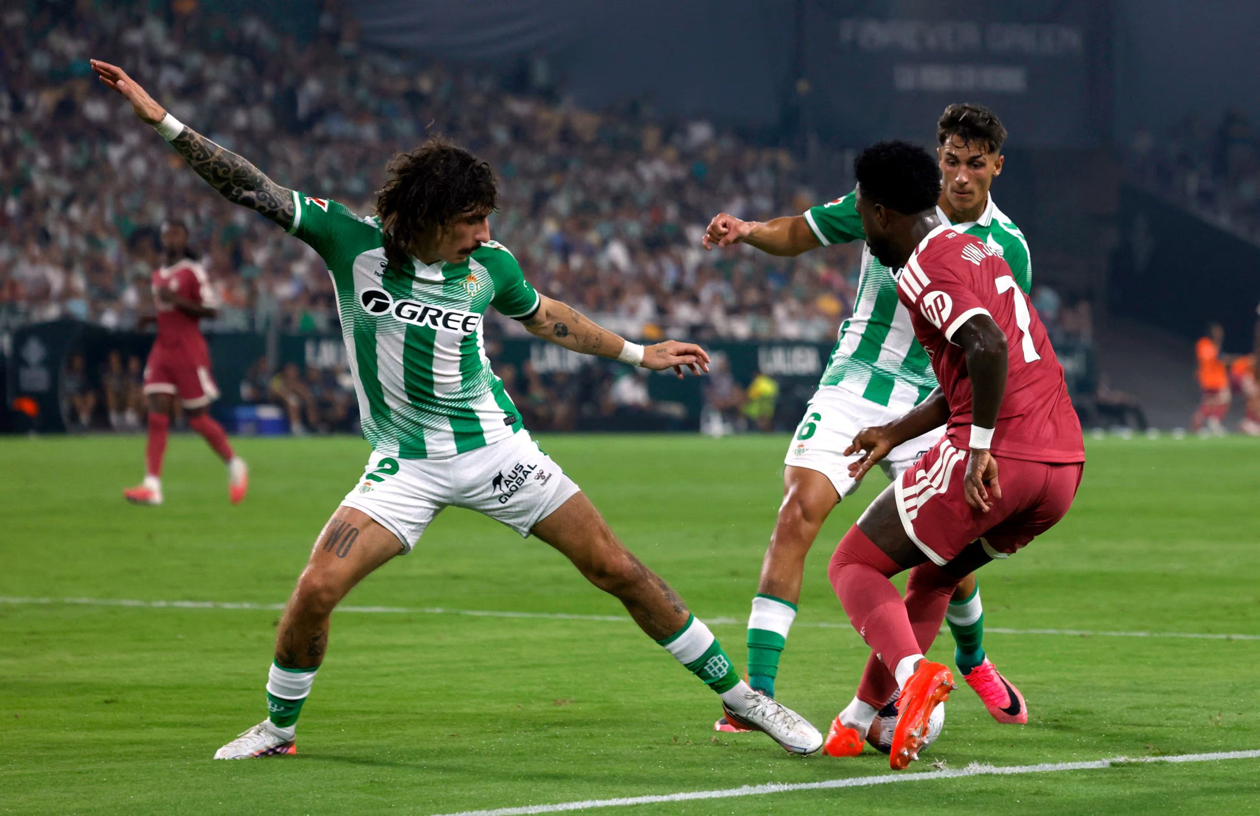 Soccer Football - LaLiga - Real Betis v Real Madrid - Estadio La Cartuja, Seville, Spain - September 4, 2026 Real Madrid's Vinicius Junior in action with Real Betis' Hector Bellerin and Facundo Bernal REUTERS/Marcelo Del Pozo