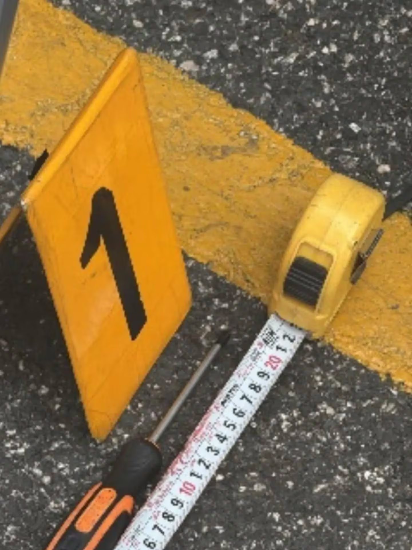 Las autoridades investigan si un destornillador incautado en el vehículo del sospechoso fue el arma homicida en Santo Domingo Este. (Foto cortesía Policía Nacional República Dominicana)