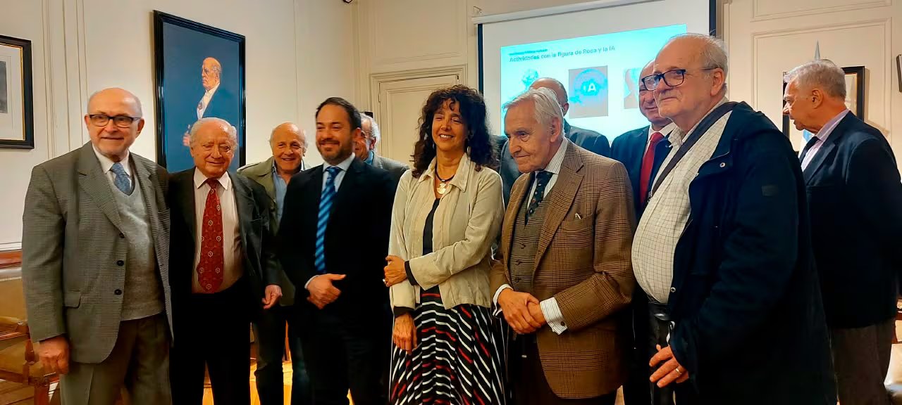 Felicitas Luna, flanqueada por Enrique Fraga (izq) y Rosendo Fraga, junto a otros historiadores y a descendientes del General Roca