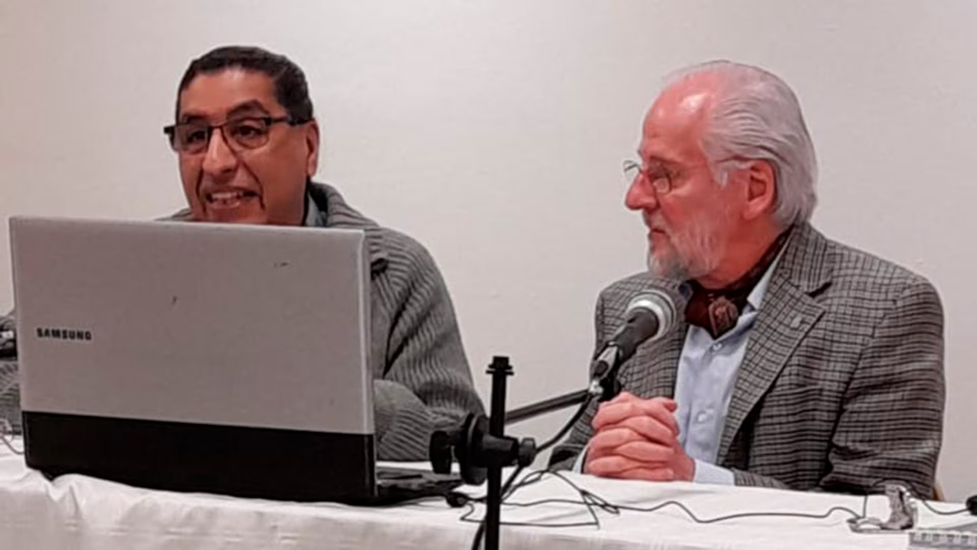 Gonzalo Roca (der) prestó su voz a su ilustre antepasado (foto de archivo de un encuentro con Juan Namuncurá)