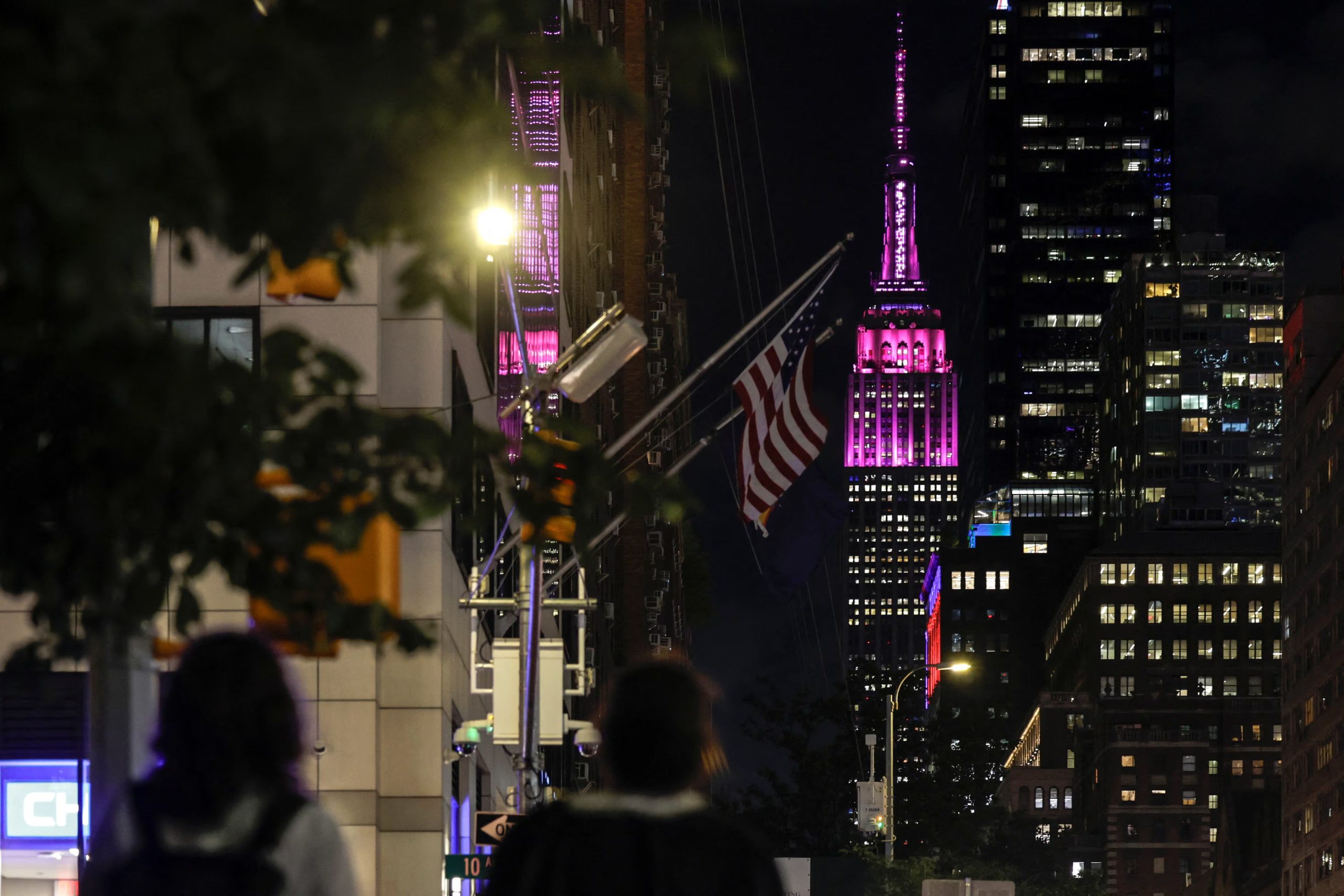El Empire State Building se iluminó de rosa el 25 de agosto como homenaje a Dolly Parton, con un horario que aludió a “9 to 5”. (REUTERS/Jeenah Moon)