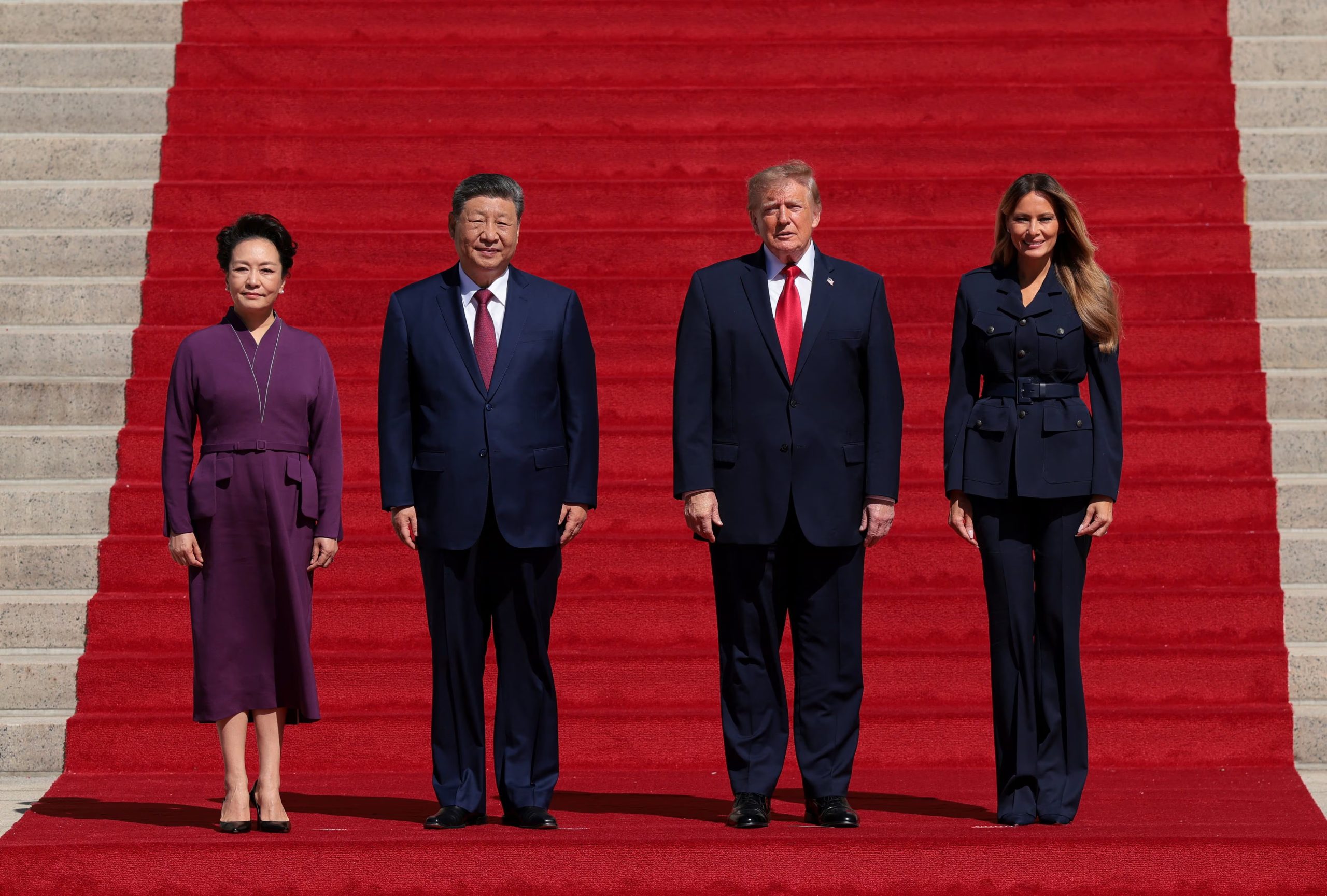 El presidente de Estados Unidos, Donald Trump; la primera dama, Melania Trump; el presidente chino, Xi Jinping, y su esposa, Peng Liyuan, posan en la entrada del Museo de los Archivos Nacionales en Washington D. C., Estados Unidos, el 25 de septiembre de 2026 (REUTERS/Kylie Cooper)