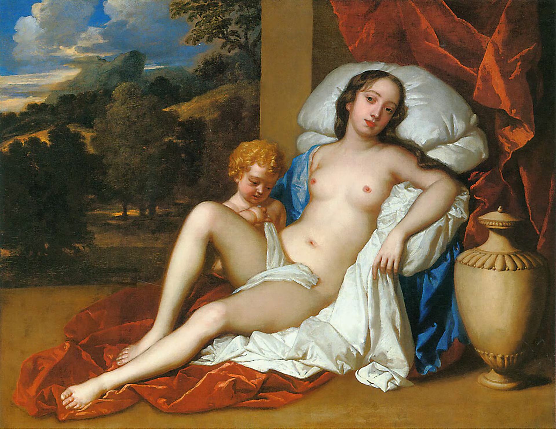Una pintura al óleo representa a la actriz inglesa Nell Gwyn recostada junto a un niño sobre telas de colores frente a un paisaje.