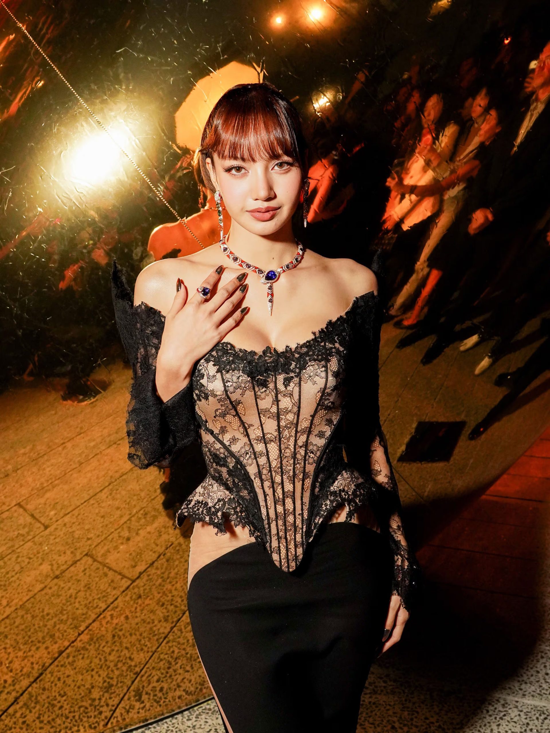 Lisa apostó por un vestido negro de encaje floral translúcido, con hombros descubiertos y falda sirena (Instagram Bvlgari)