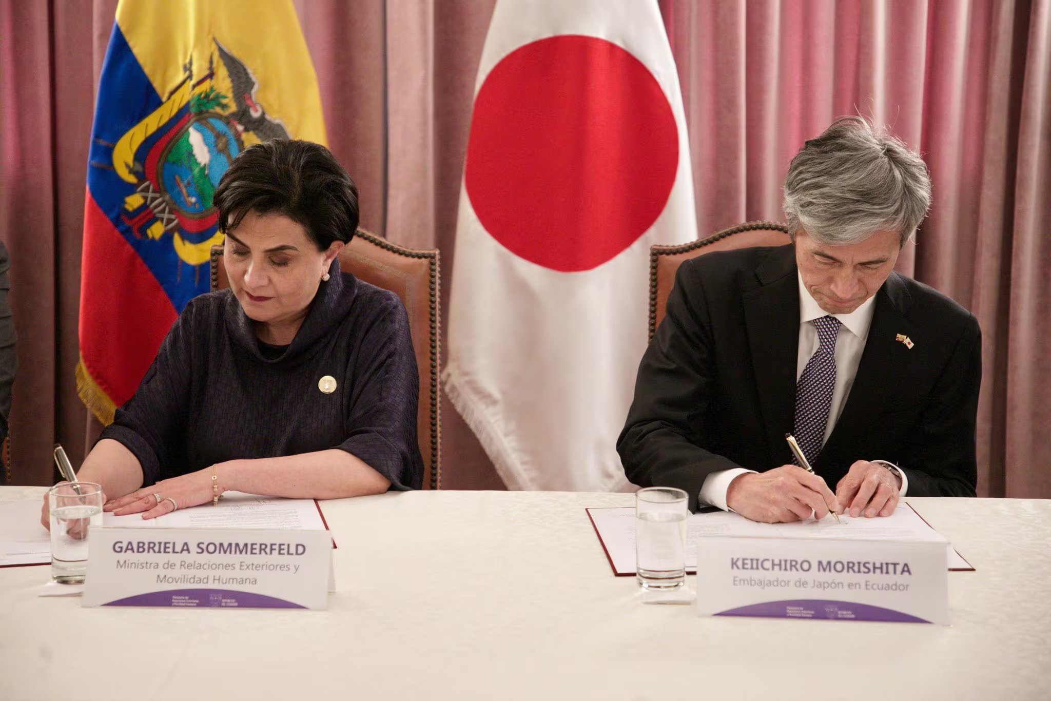 La entonces canciller Gabriela Sommerfeld y el embajador japonés en Quito, Keiichiro Morishita, en 2024. (Cancillería Ecuador)