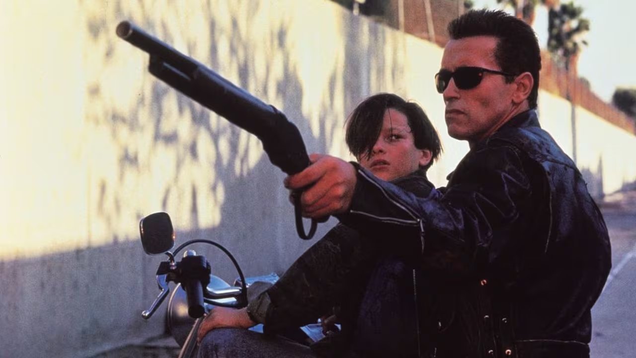 En la misma entrevista, Furlong destacó el profesionalismo de Arnold Schwarzenegger durante el rodaje y dijo que nunca lo vio quejarse (TriStar Pictures)